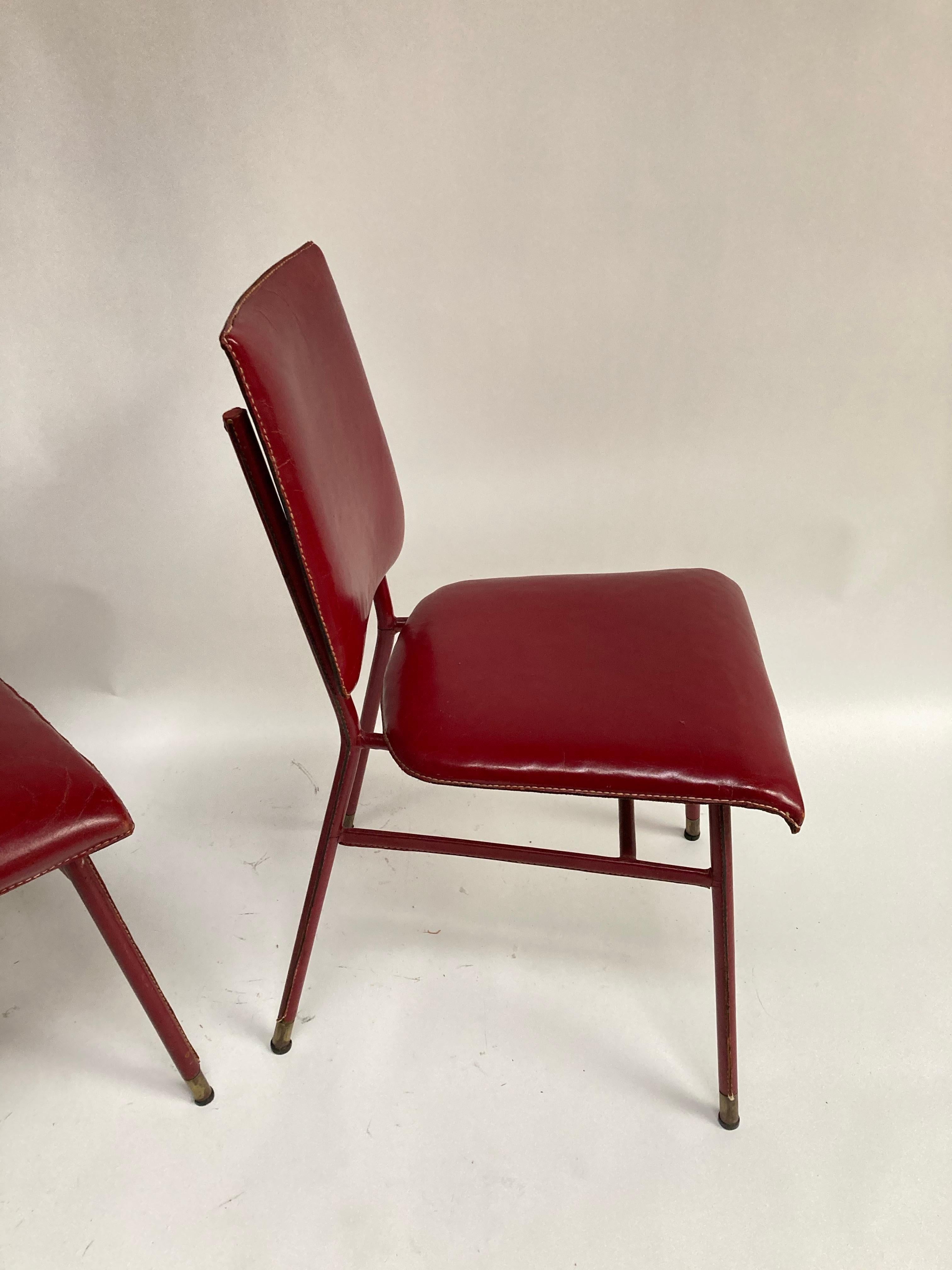 Milieu du XXe siècle Paire de chaises en cuir rouge cousues par Jacques Adnet des années 1950 en vente