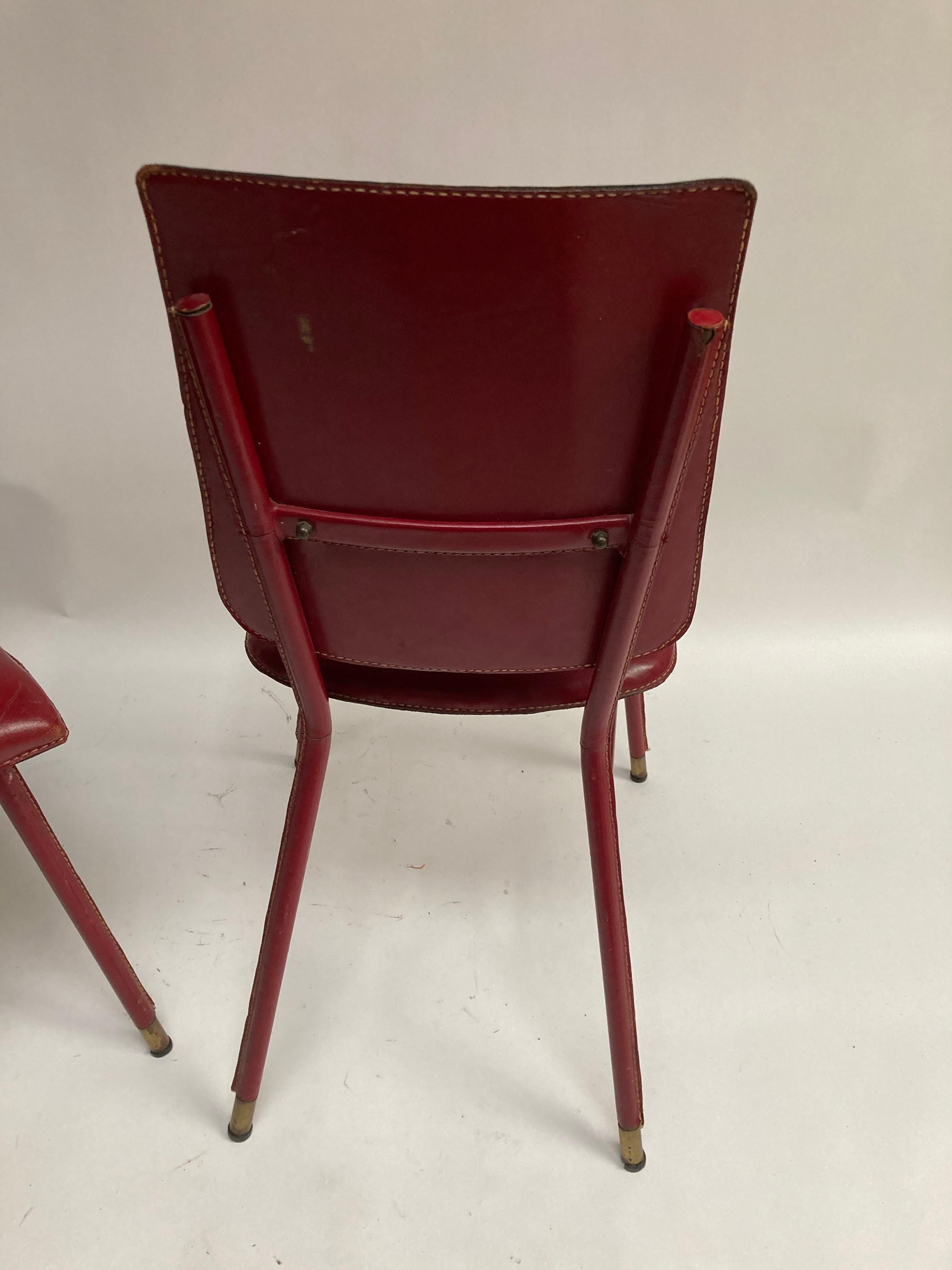 Paire de chaises en cuir rouge cousues par Jacques Adnet des années 1950 en vente 1