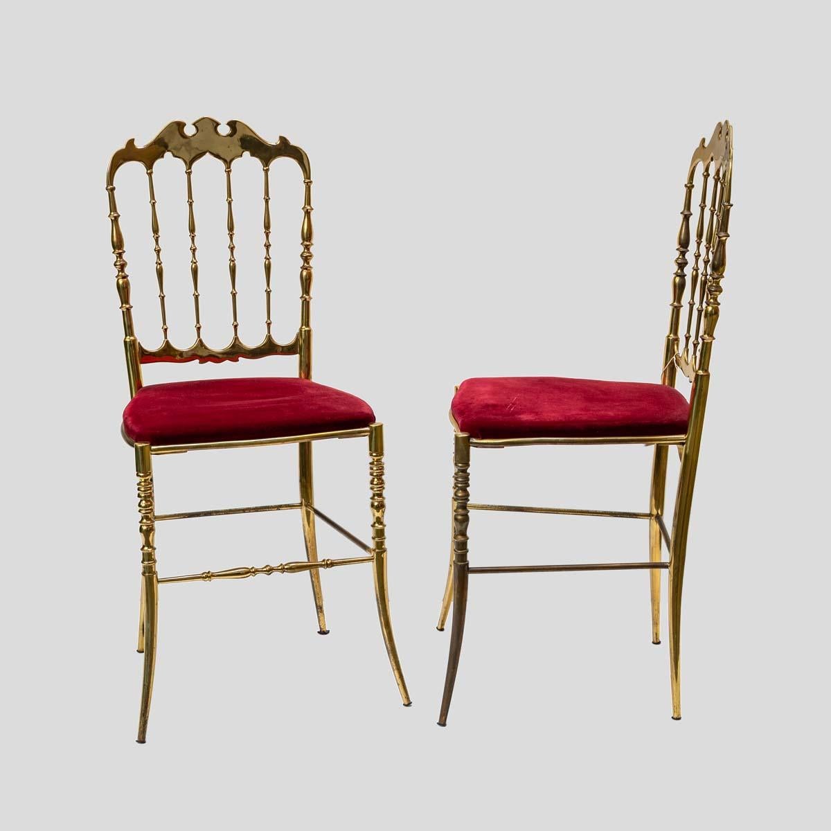 Pair of 1950s chairs by Chiavari, featuring red velvet upholstery and brass metal frames.
* Available is a set 2 high back versions