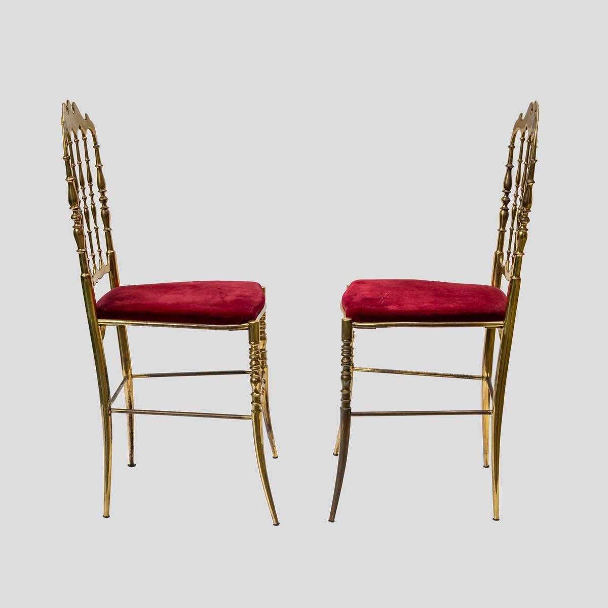 Pair of 1950s red velvet upholstered brass metal chairs by Chiavari In Good Condition For Sale In London, GB