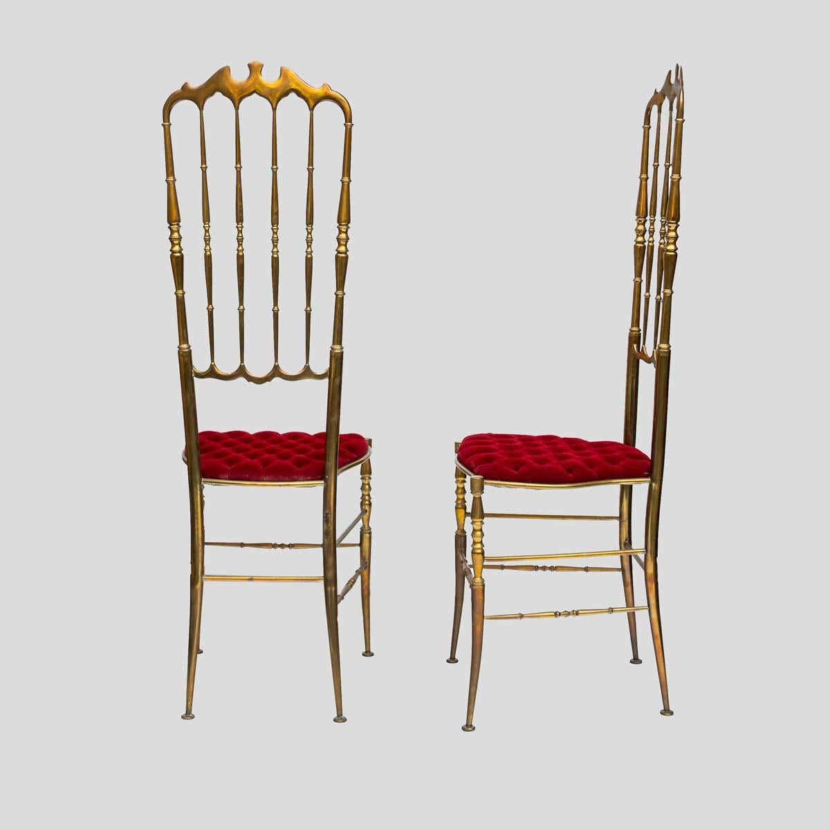 Italian Pair of 1950s red velvet upholstered brass metal high back chairs by Chiavari For Sale