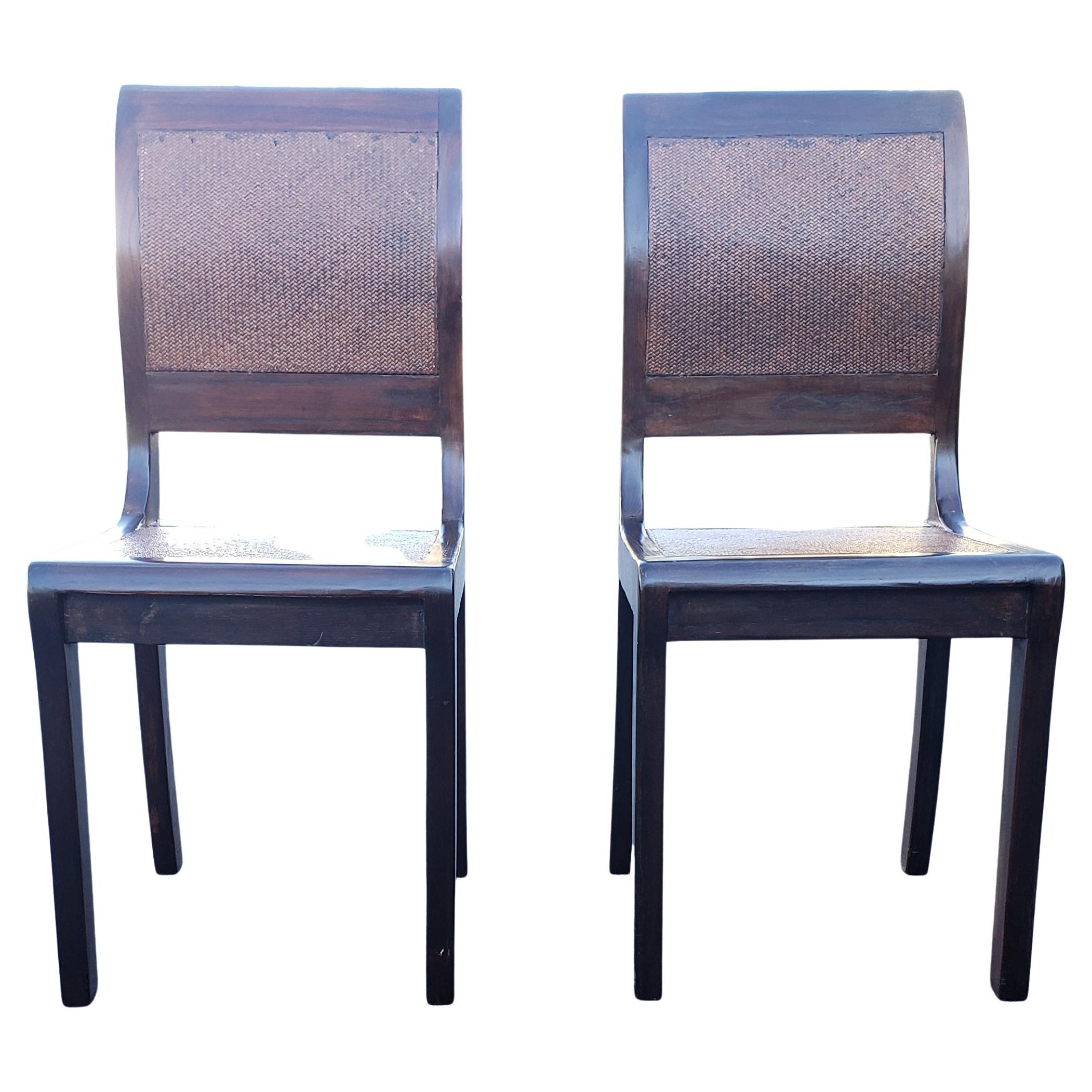 Une jolie paire de chaises en bois de rose et osier tressé avec siège et dossier en bois dur.
Mesure 16