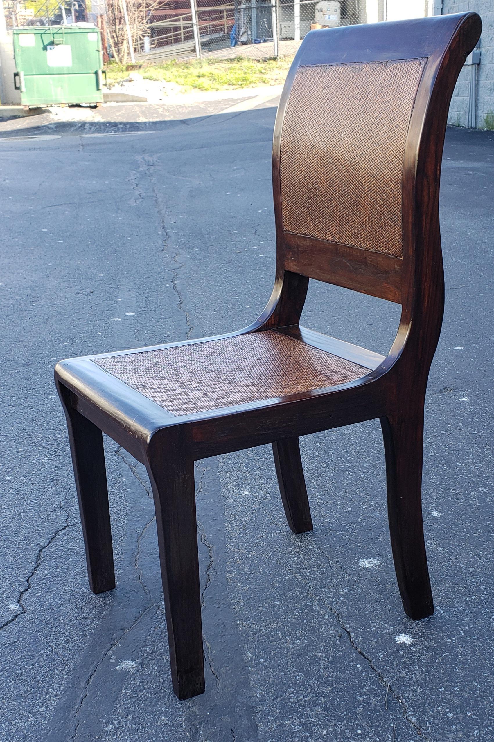 20ième siècle Paire de chaises des années 1950 en palissandre et osier tressé sur assise et dossier en bois dur en vente