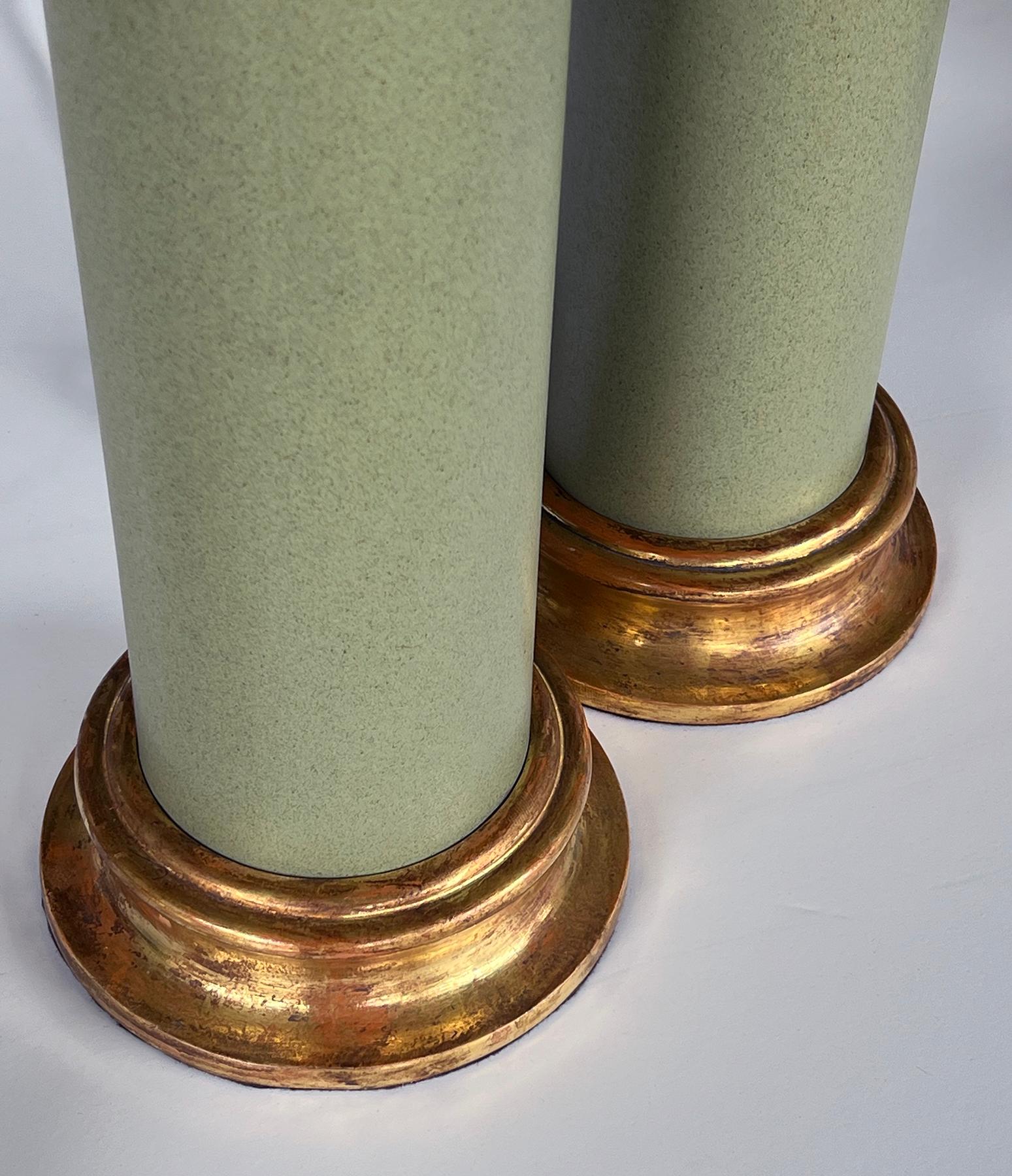 Mid-Century Modern Paire de vases cylindriques en vert céladon de Greene & Greene des années 1950, transformés en lampes en vente