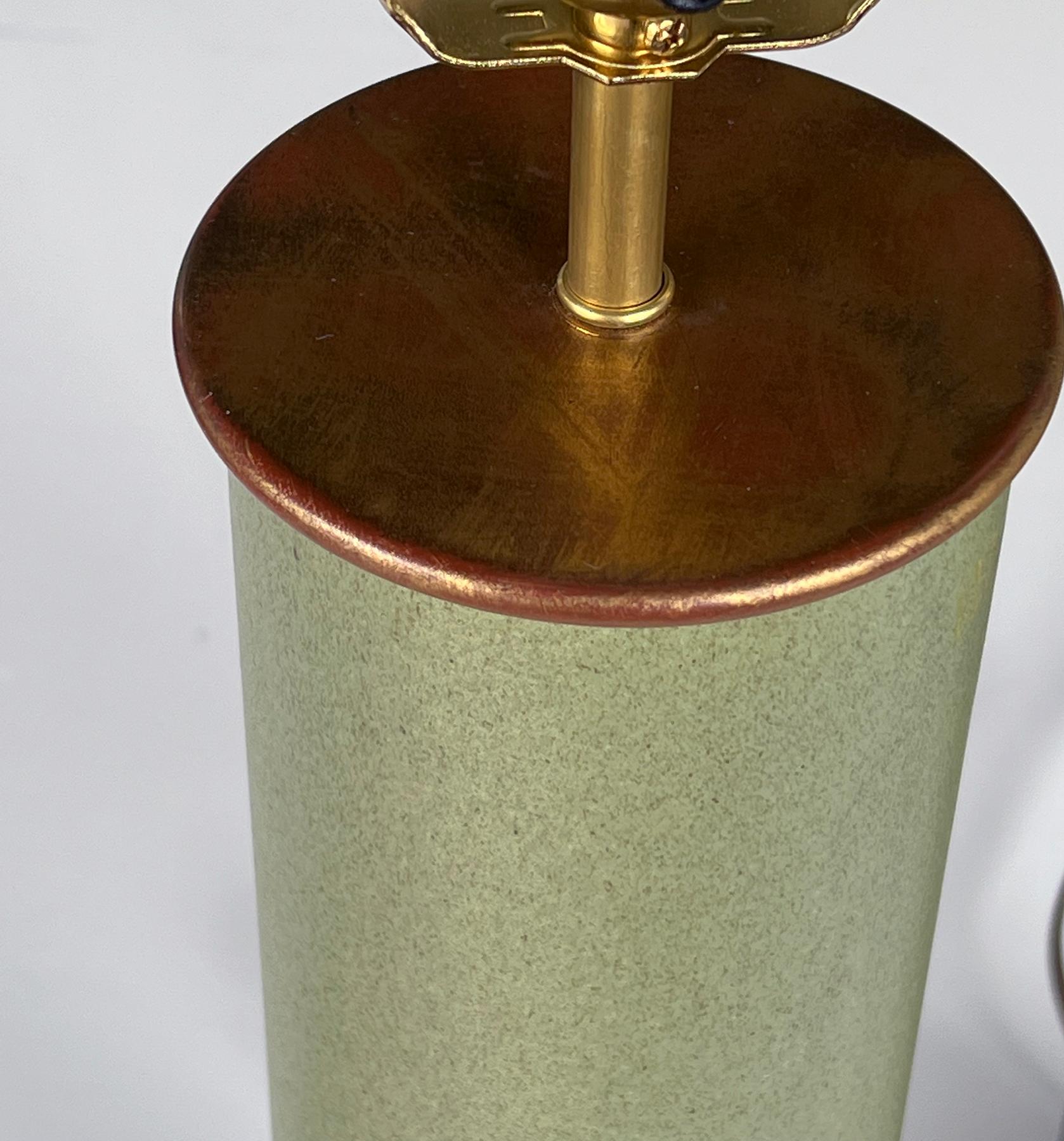 Américain Paire de vases cylindriques en vert céladon de Greene & Greene des années 1950, transformés en lampes en vente
