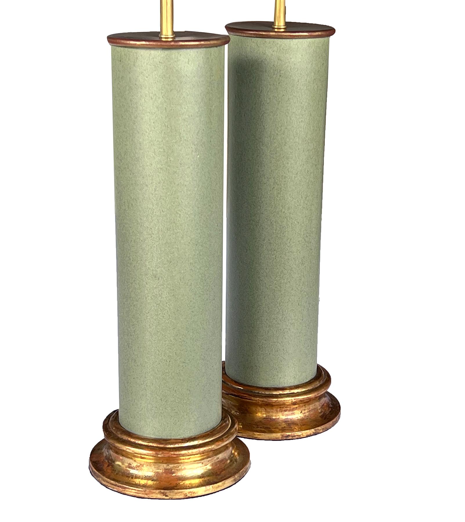 Vernissé Paire de vases cylindriques en vert céladon de Greene & Greene des années 1950, transformés en lampes en vente