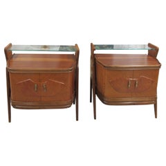 Coppia di comodini scandinavi degli anni
50 con ripiani in vetro