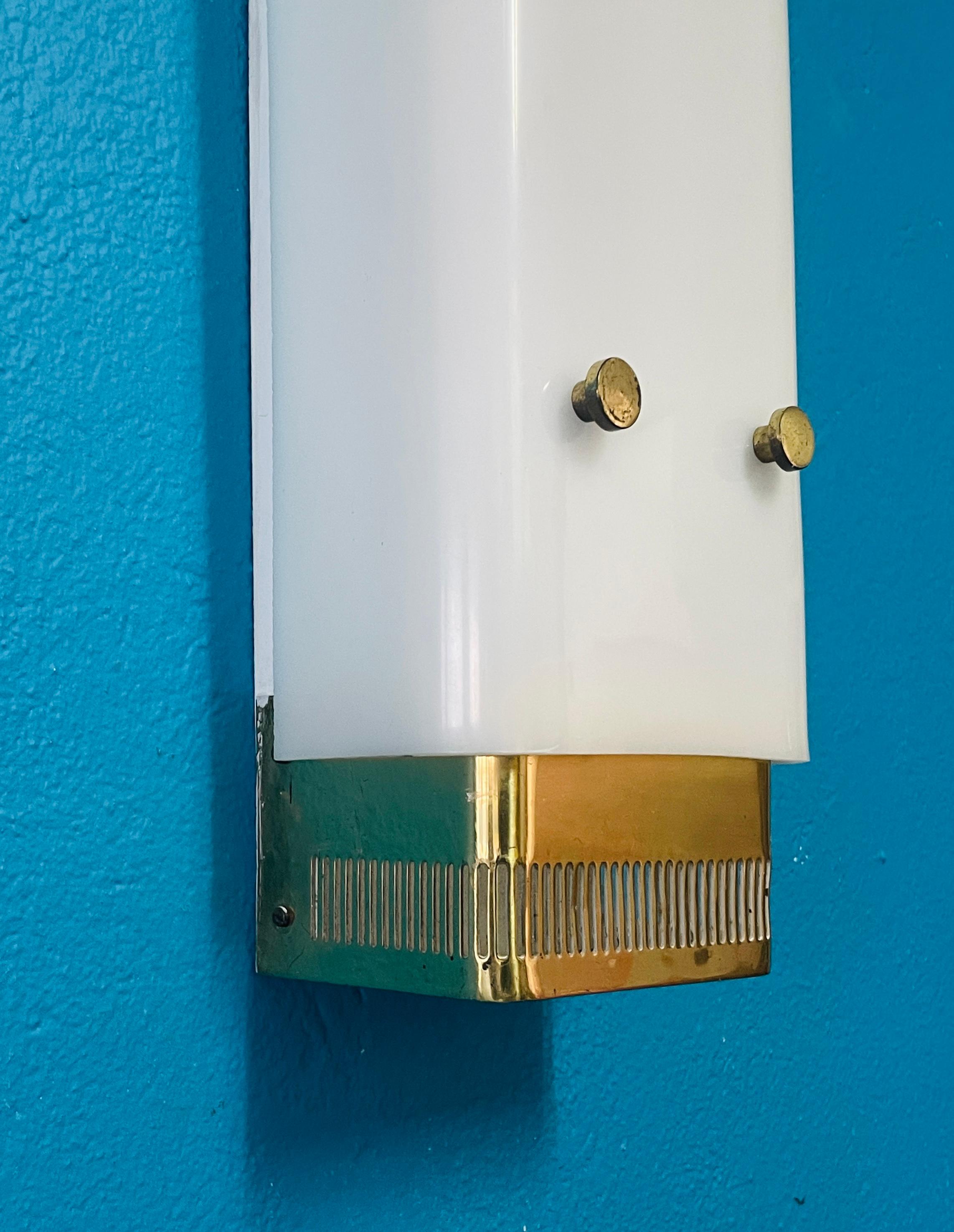 Coppia di lampade da parete The Modern Scandinavian 1950 di Itsu, ottone e vetro acrilico in vendita 4