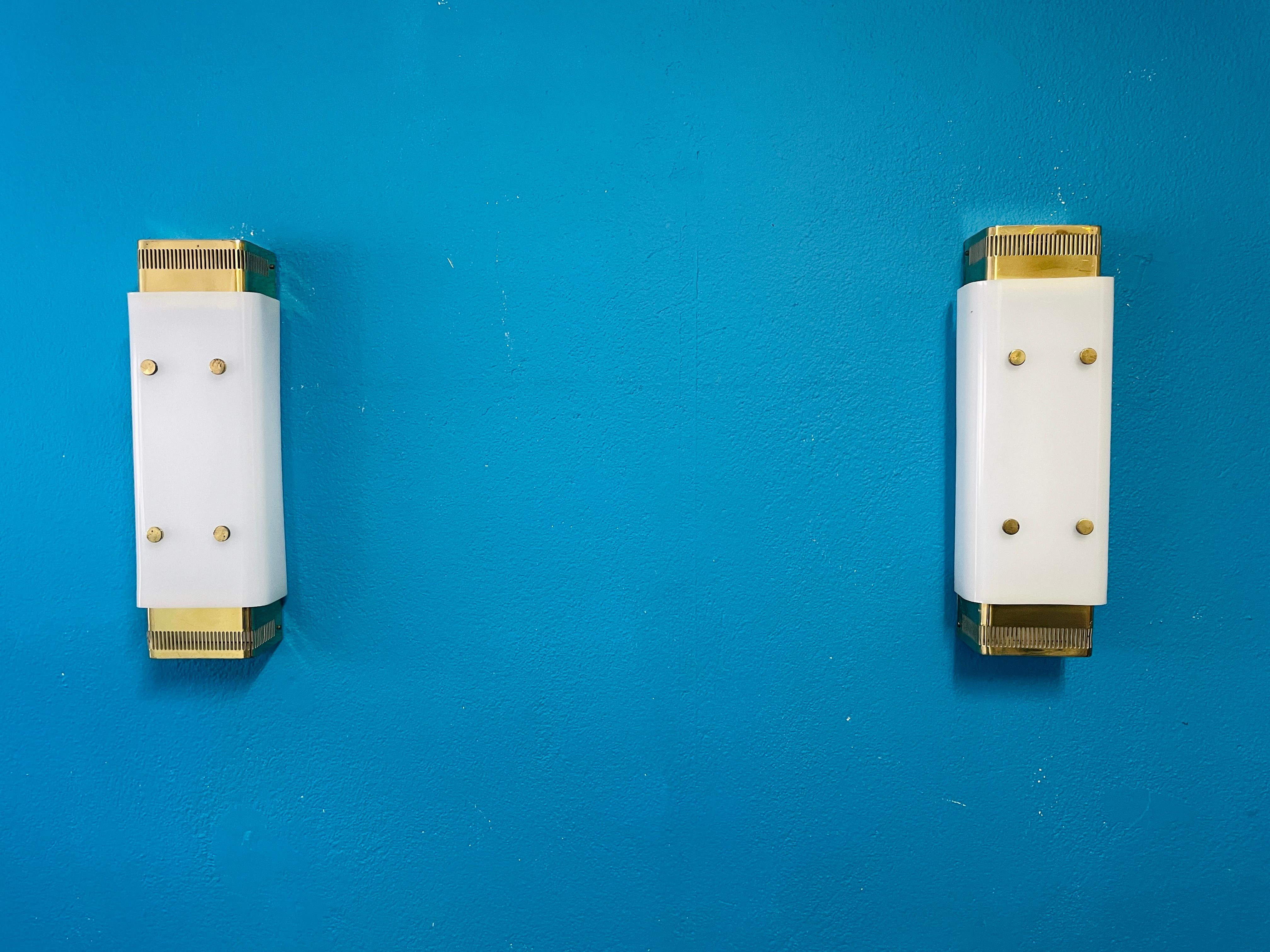 Una coppia di lampade da parete dal design accattivante, realizzate negli anni '50 dal produttore finlandese Itsu. Queste luci riflettono l'eleganza e la semplicità del Modern Aesthetic Design scandinavo, con chiare influenze Mid-Century e