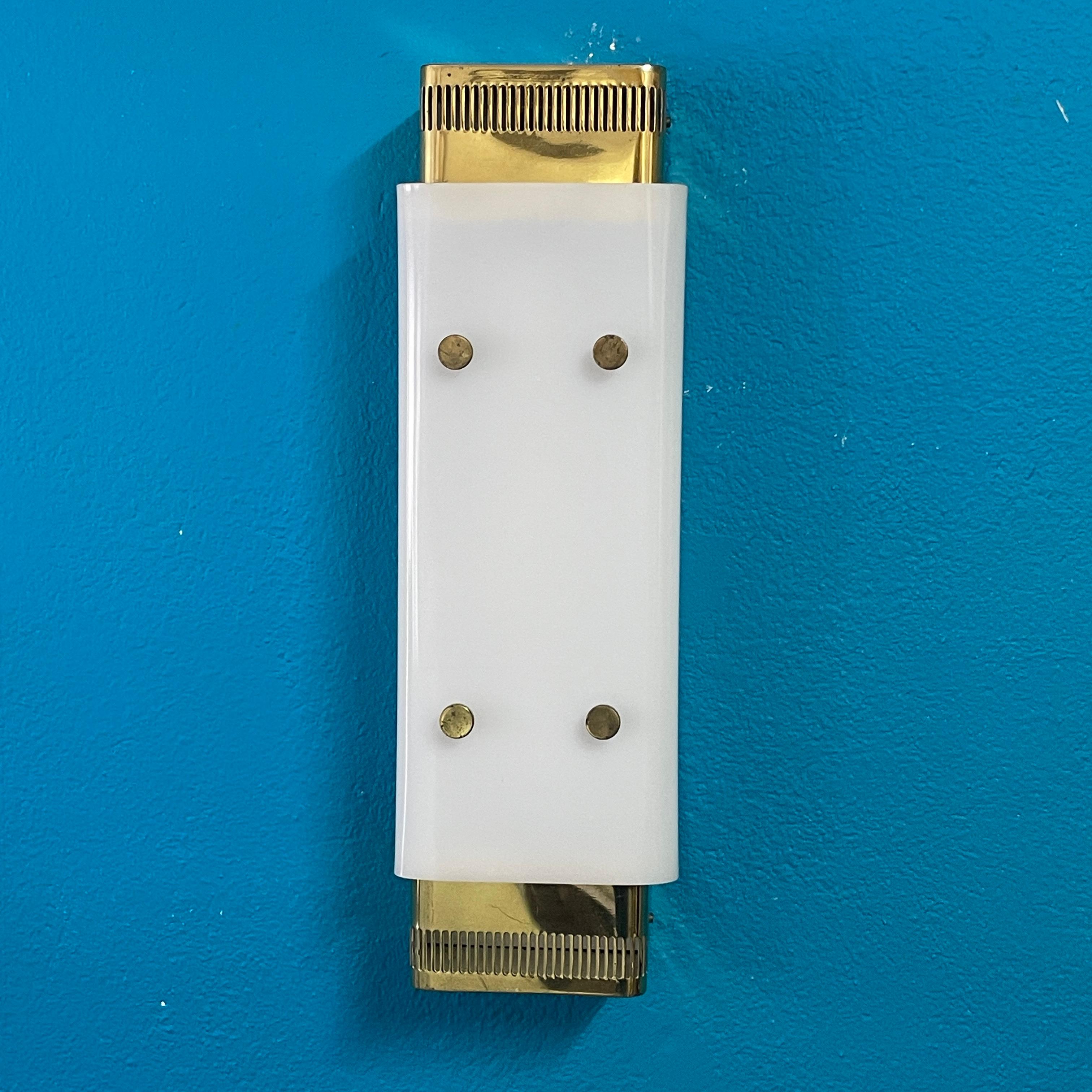 Finlandese Coppia di lampade da parete The Modern Scandinavian 1950 di Itsu, ottone e vetro acrilico in vendita