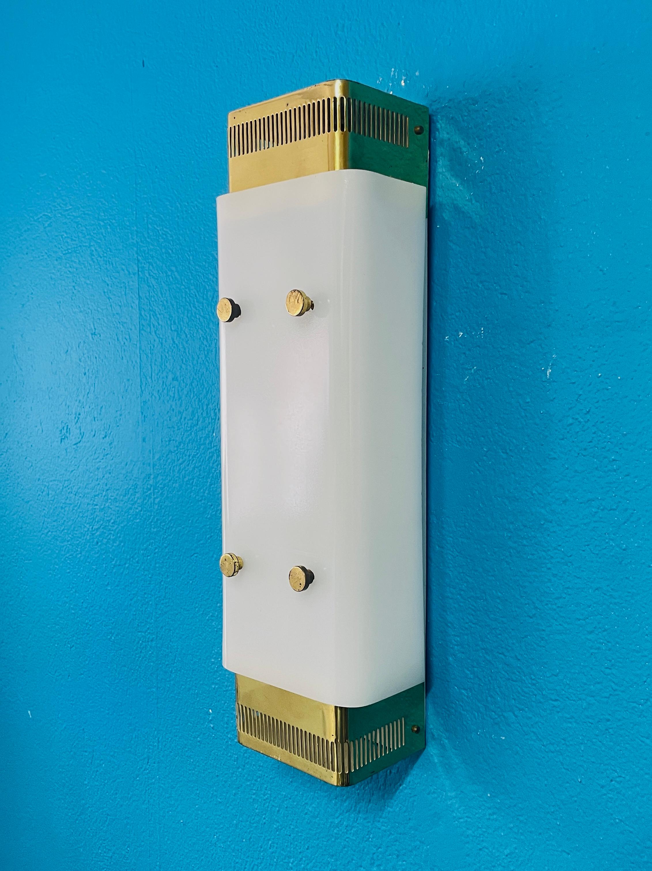 XX secolo Coppia di lampade da parete The Modern Scandinavian 1950 di Itsu, ottone e vetro acrilico in vendita