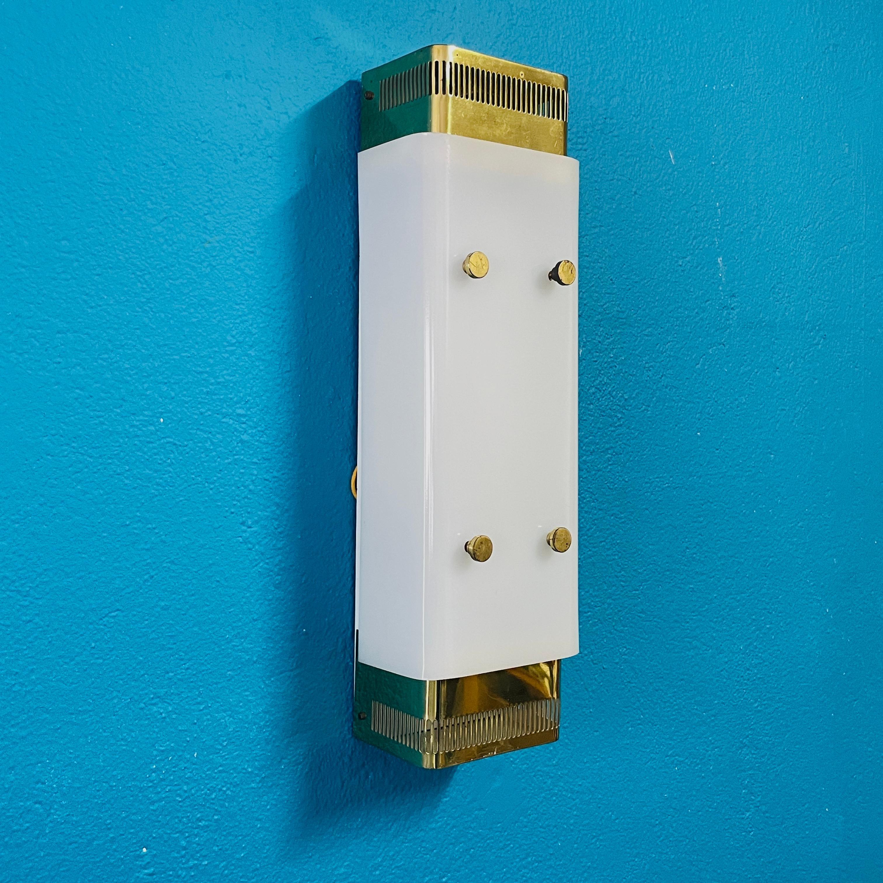 Ottone Coppia di lampade da parete The Modern Scandinavian 1950 di Itsu, ottone e vetro acrilico in vendita