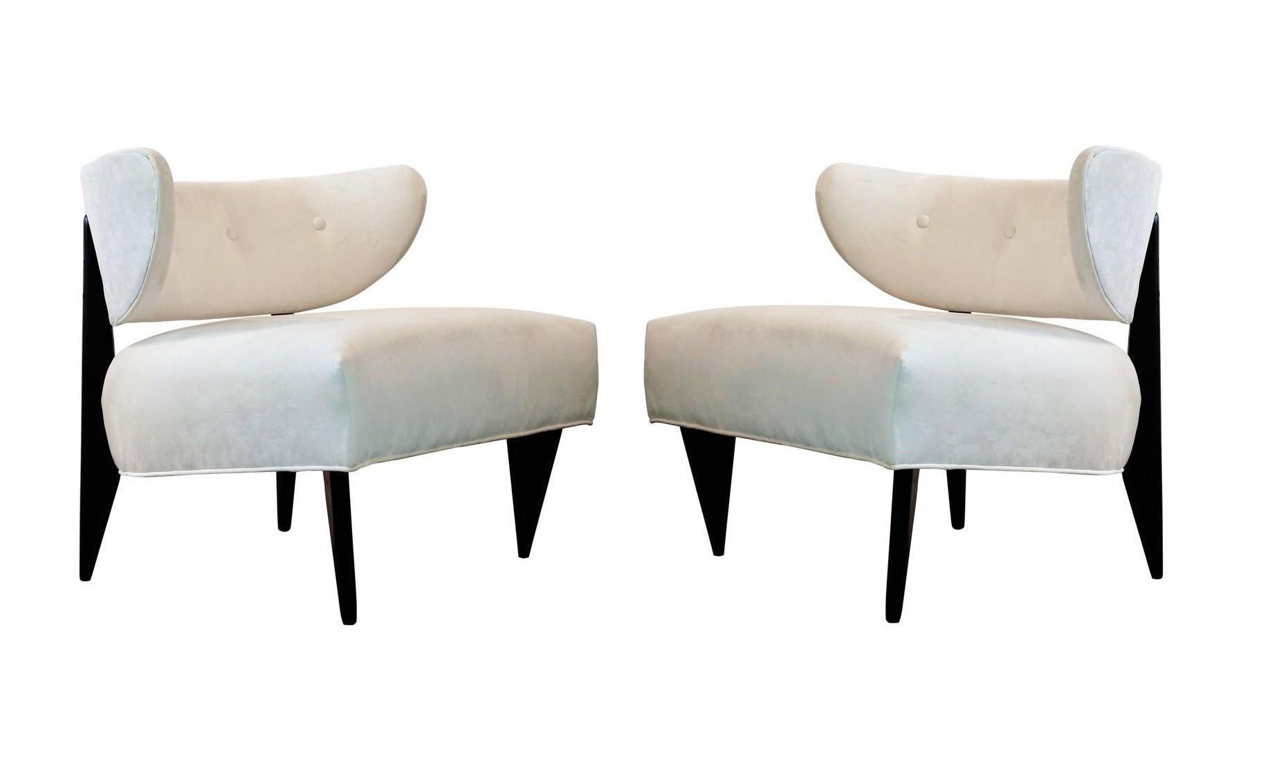 Nous vous proposons une superbe paire de fauteuils club/salon Art déco, datant des années 1950. Les courbes sensuelles et les pieds effilés qui les caractérisent captivent sous tous les angles. Restauré à l'état neuf. Les cadres très sculpturaux