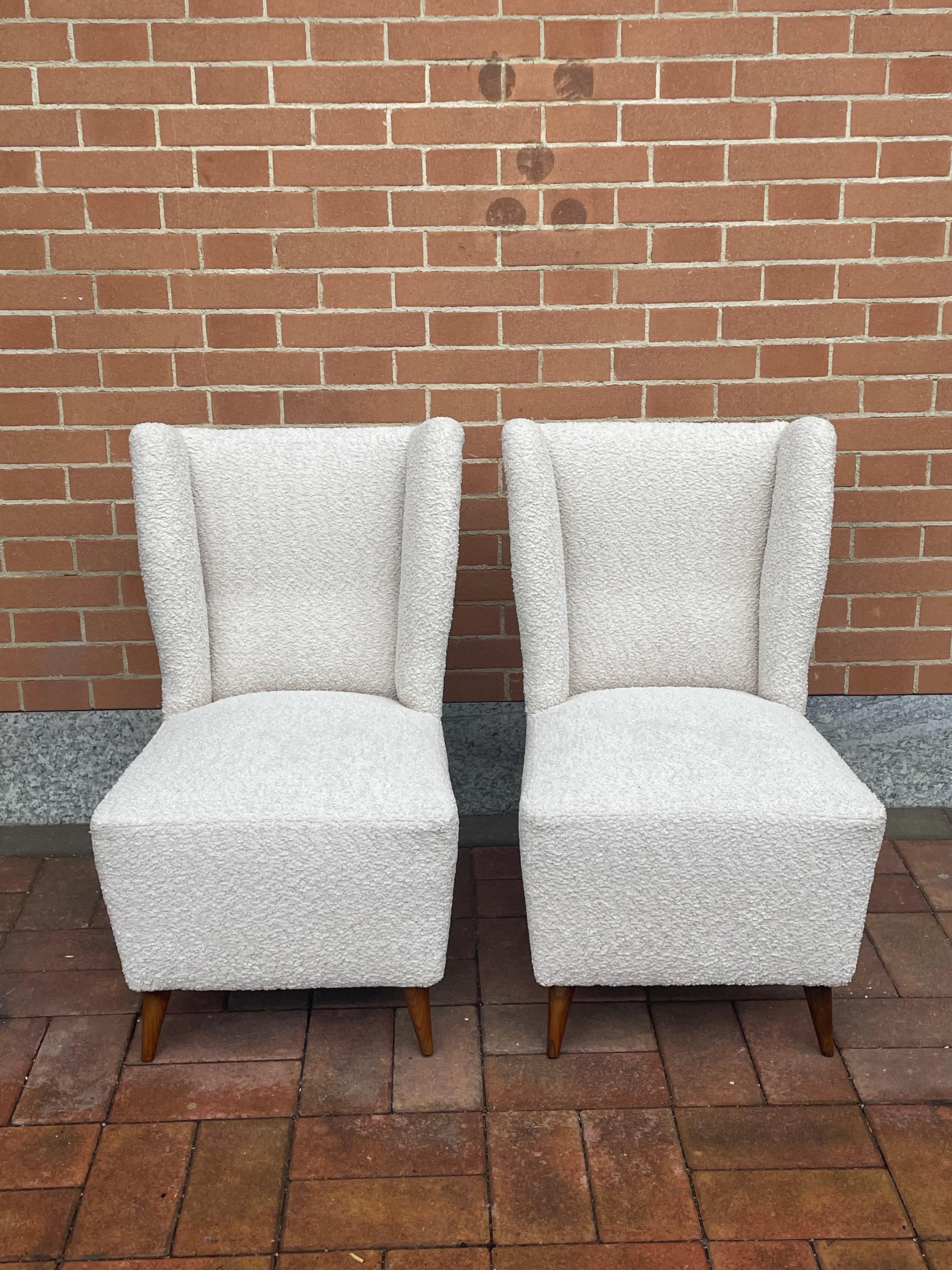 Pair of 1950s slipper chairs with new white bouclé upholstery.
Structure and foot in wood.
The armchairs, although small in size, offer great seating comfort.
Perfect in a small hall or in a relaxing corner of the house.