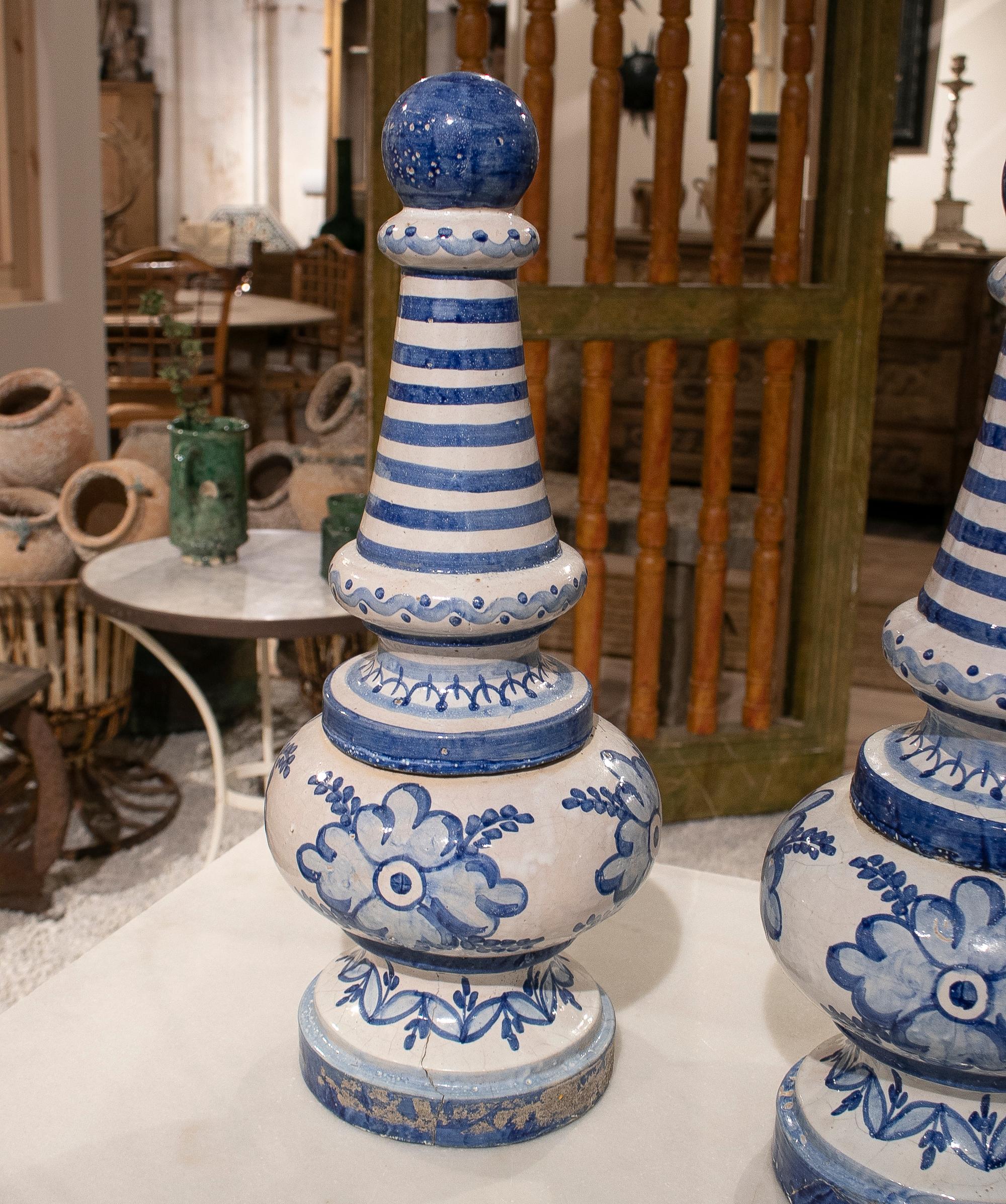 Pair of 1950s Spanish Andalusian Two-Colour Glazed Ceramic Finials In Good Condition In Marbella, ES