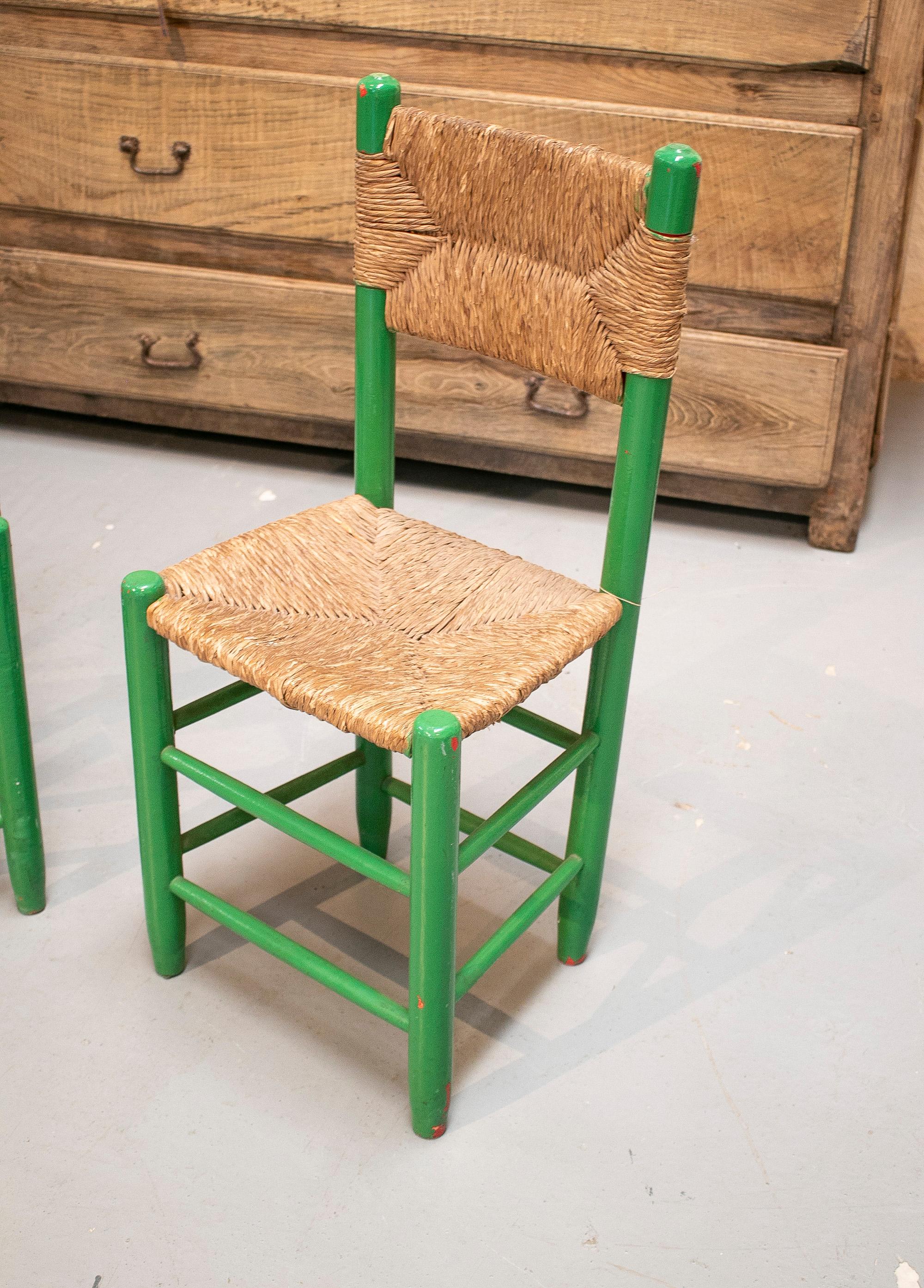 Pair of 1950s Spanish Andalusian Woven Bulrush Traditional Green Painted Chairs In Good Condition For Sale In Marbella, ES