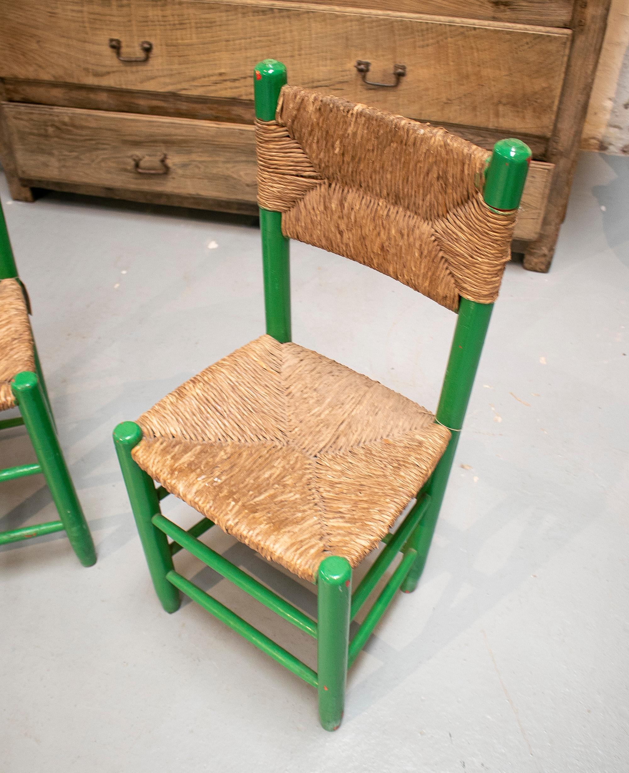 20th Century Pair of 1950s Spanish Andalusian Woven Bulrush Traditional Green Painted Chairs For Sale