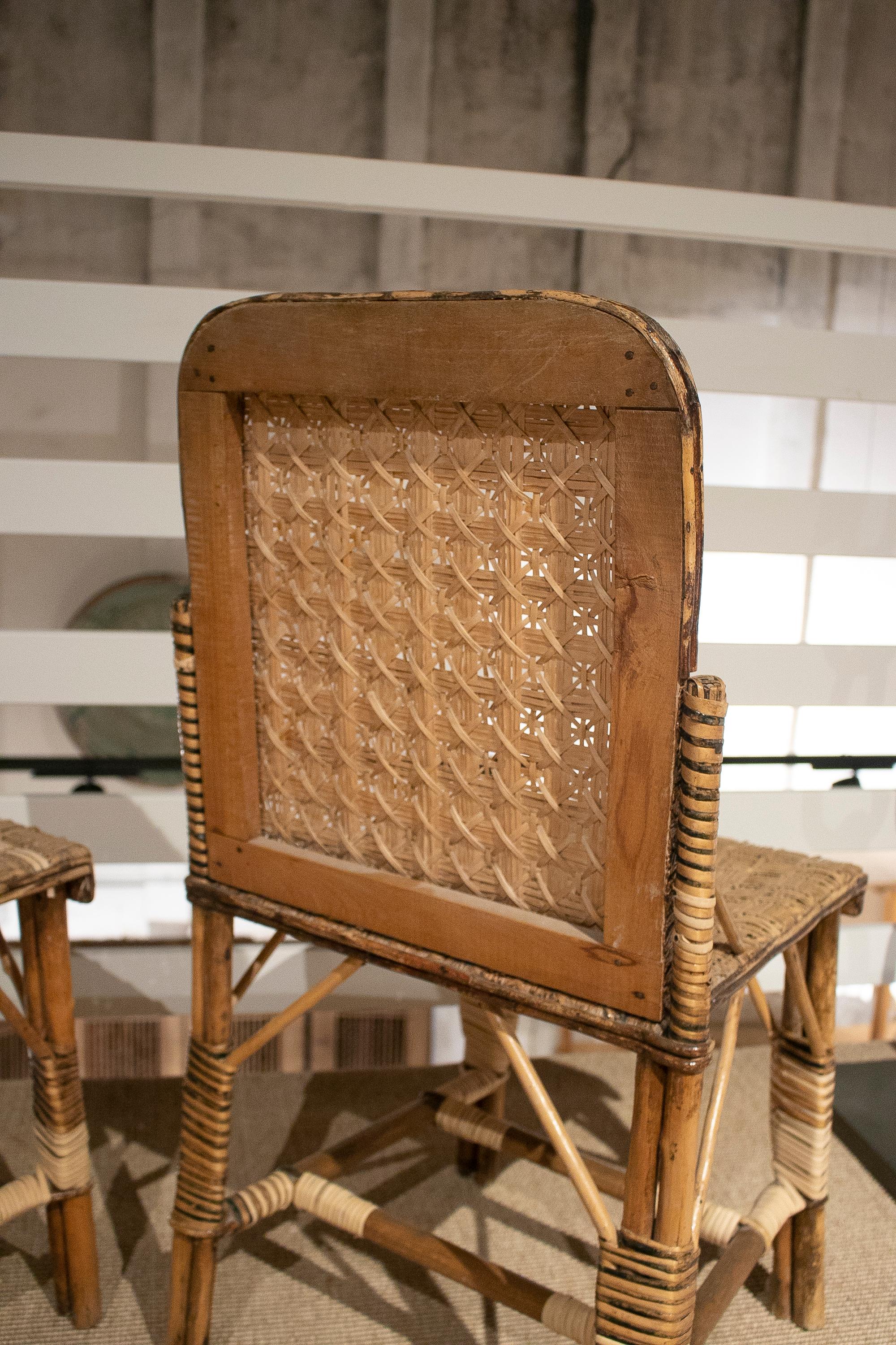 Paire de chaises espagnoles des années 1950 en osier tissé à la main sur bois en vente 4