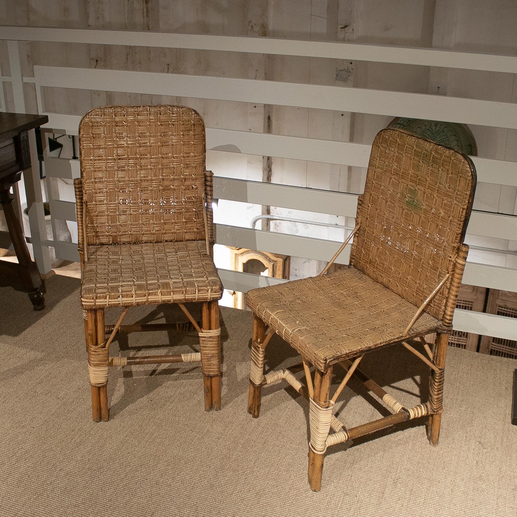 Espagnol Paire de chaises espagnoles des années 1950 en osier tissé à la main sur bois en vente