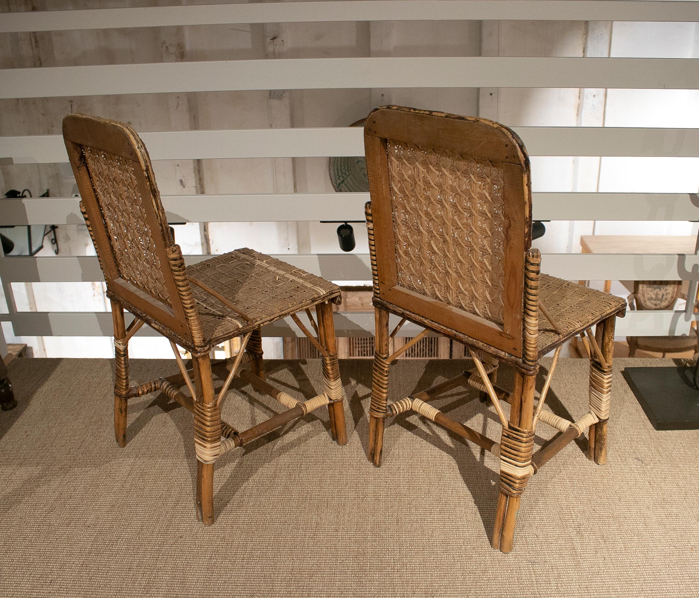 Osier Paire de chaises espagnoles des années 1950 en osier tissé à la main sur bois en vente