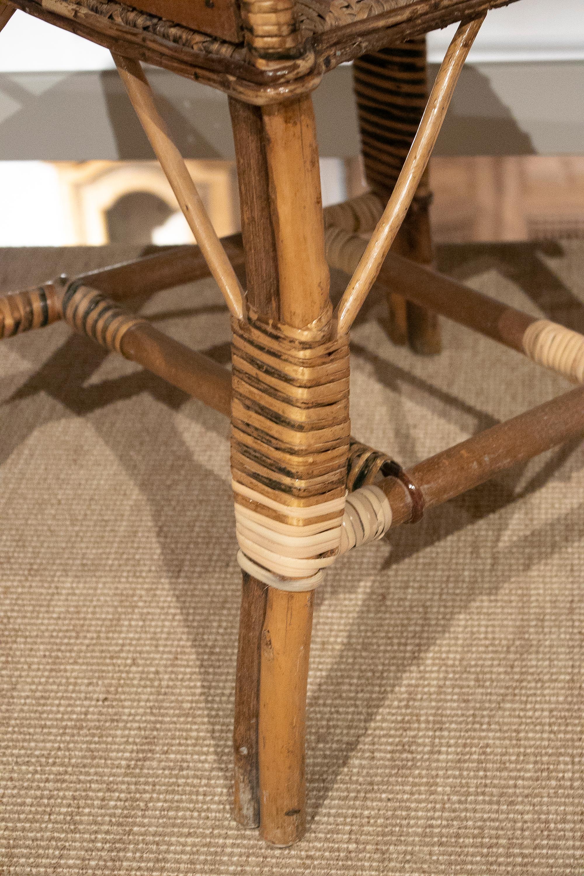 Paire de chaises espagnoles des années 1950 en osier tissé à la main sur bois en vente 1