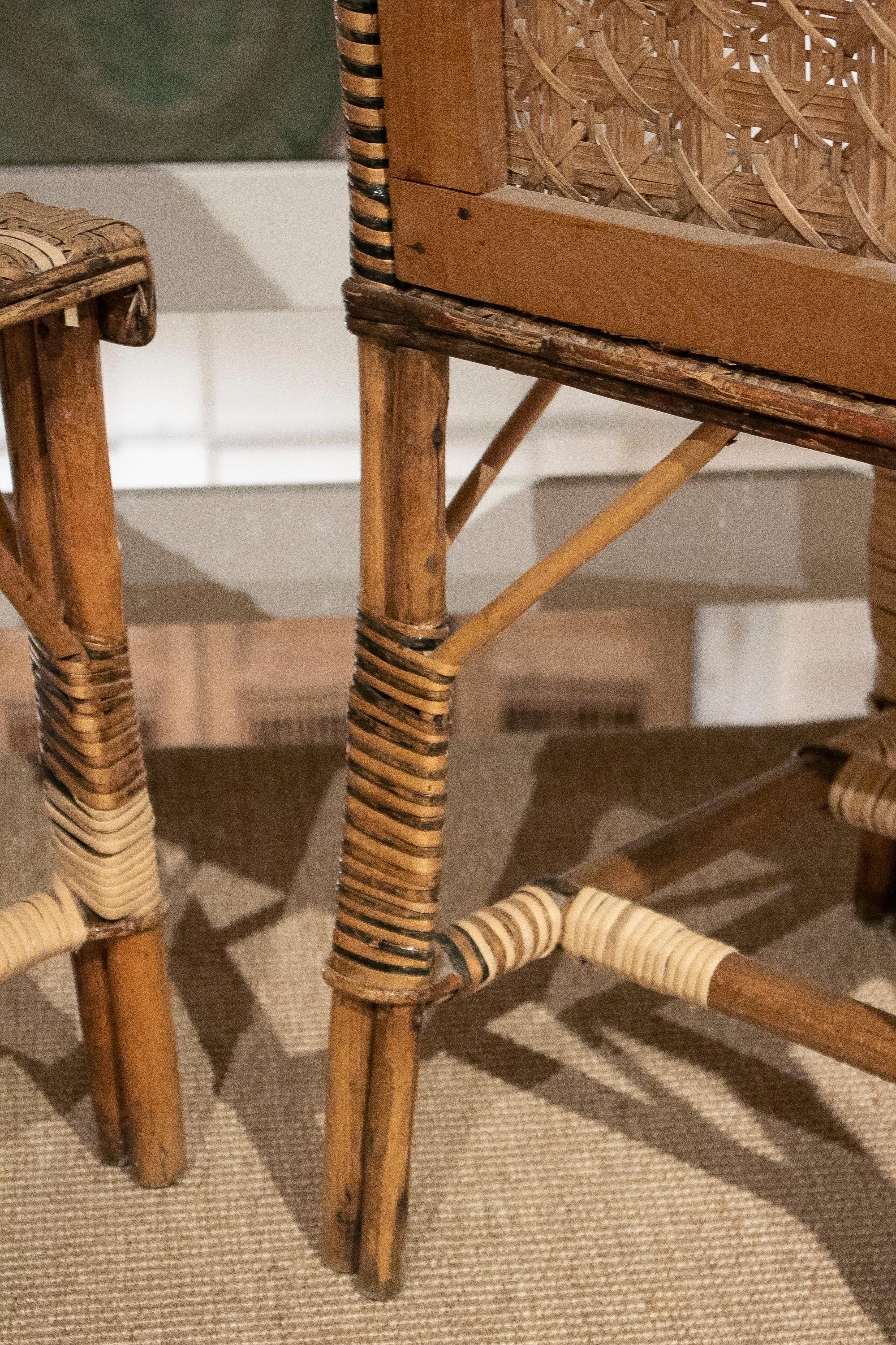 Paire de chaises espagnoles des années 1950 en osier tissé à la main sur bois en vente 3