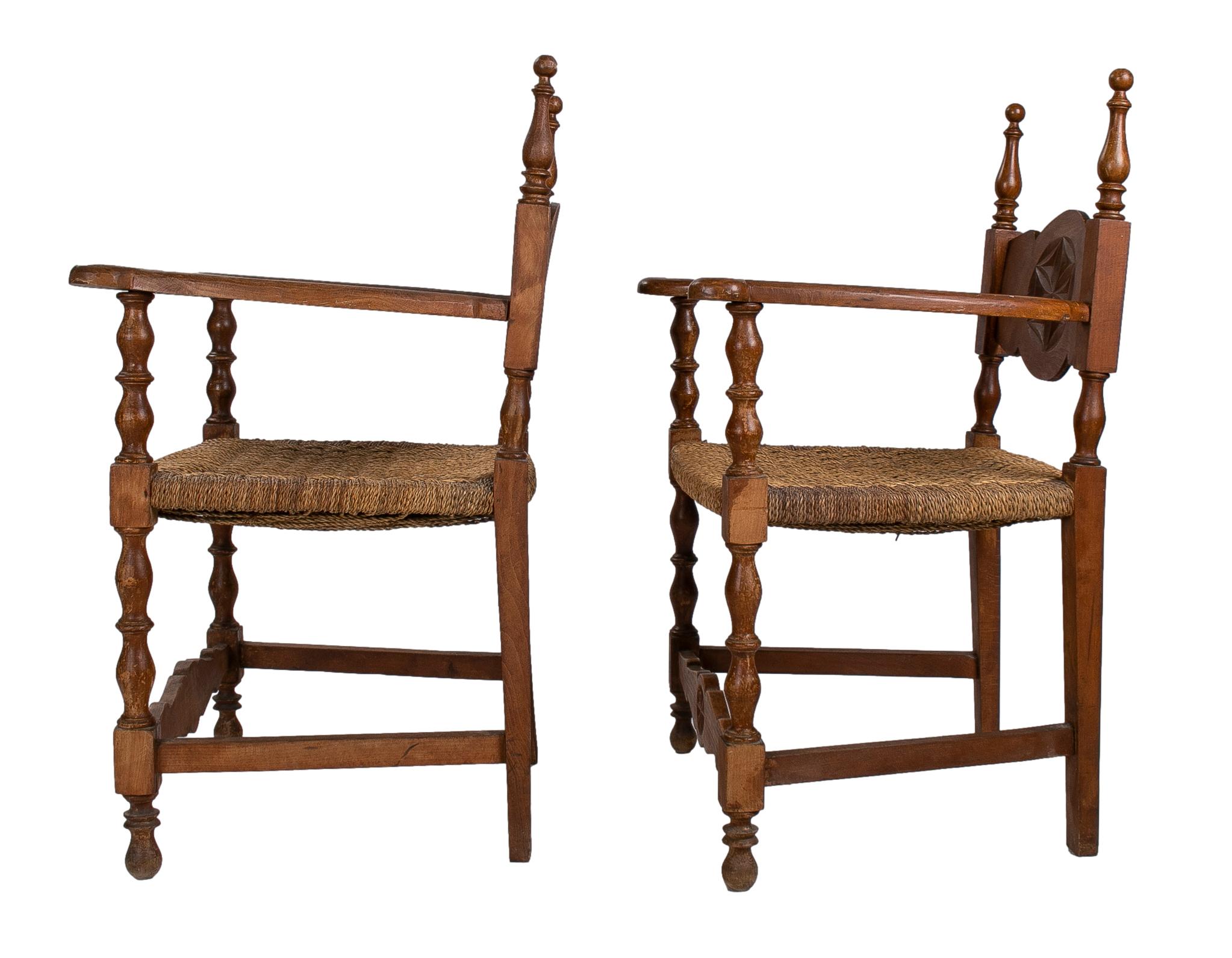 Espagnol Paire de chaises espagnoles en bois des années 1950 avec sièges en corde tissée à sec en vente