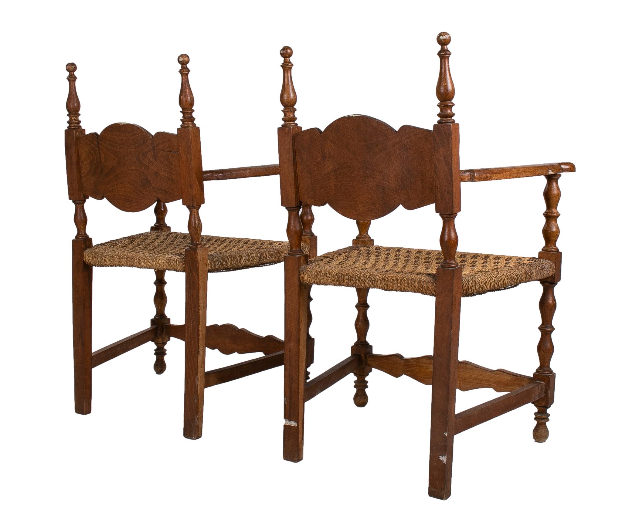 20ième siècle Paire de chaises espagnoles en bois des années 1950 avec sièges en corde tissée à sec en vente
