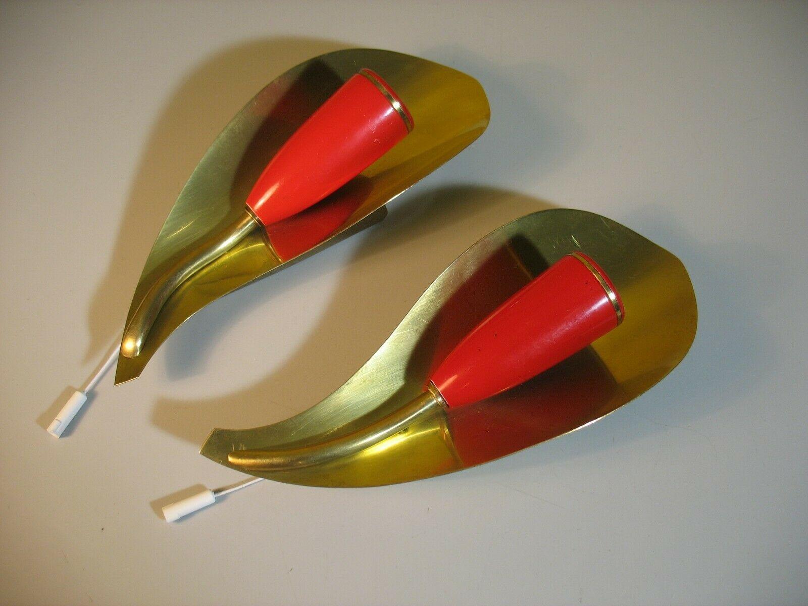 Pair of 1950s Stilnovo Style Sconces Brass and Red, Vintage, Italy For Sale 4