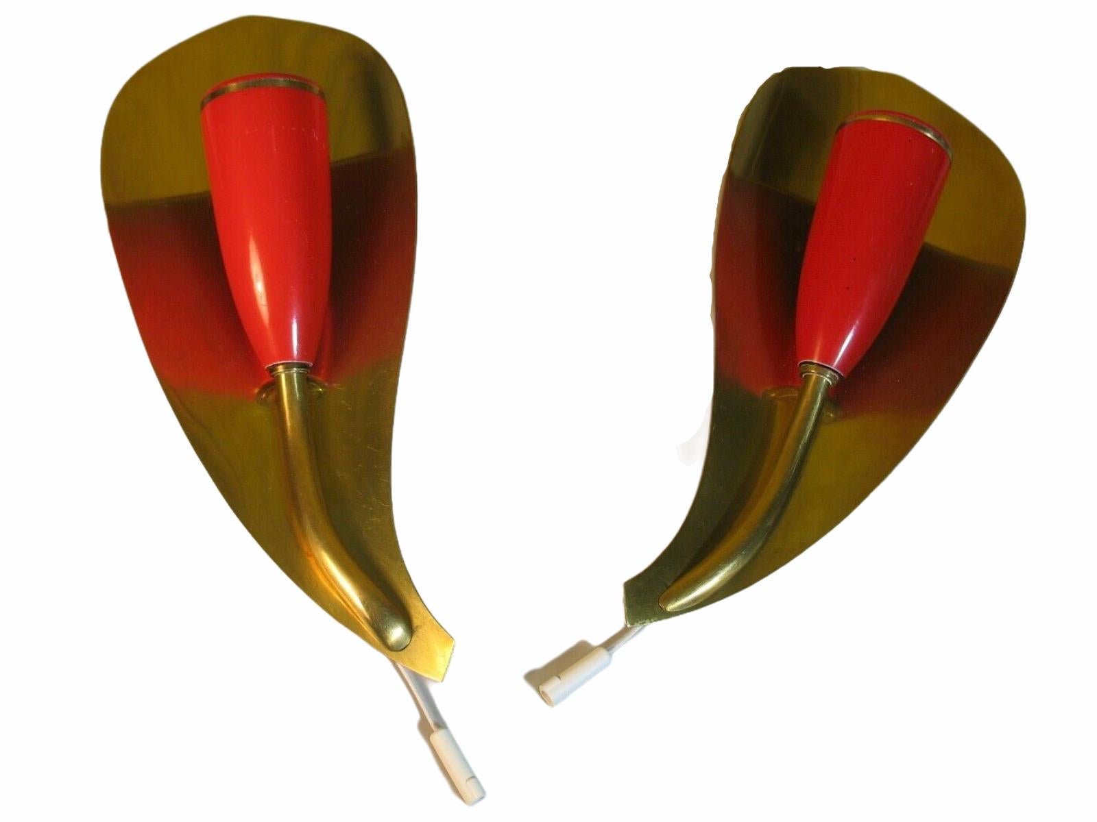 Pair of 1950s Stilnovo Style Sconces Brass and Red, Vintage, Italy For Sale 5