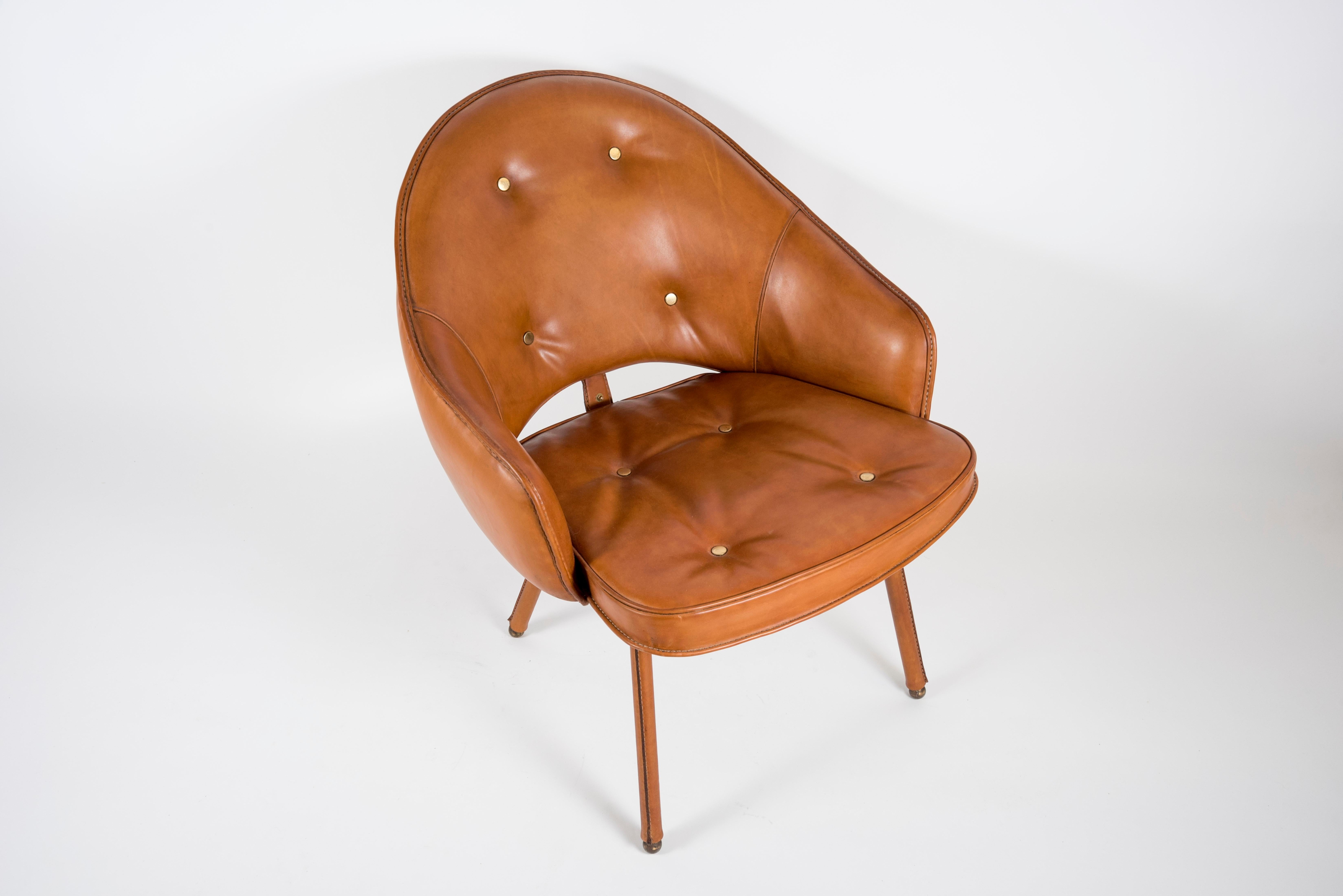 Paire de fauteuils en cuir surpiqué des années 1950 par Jacques Adnet
France.
