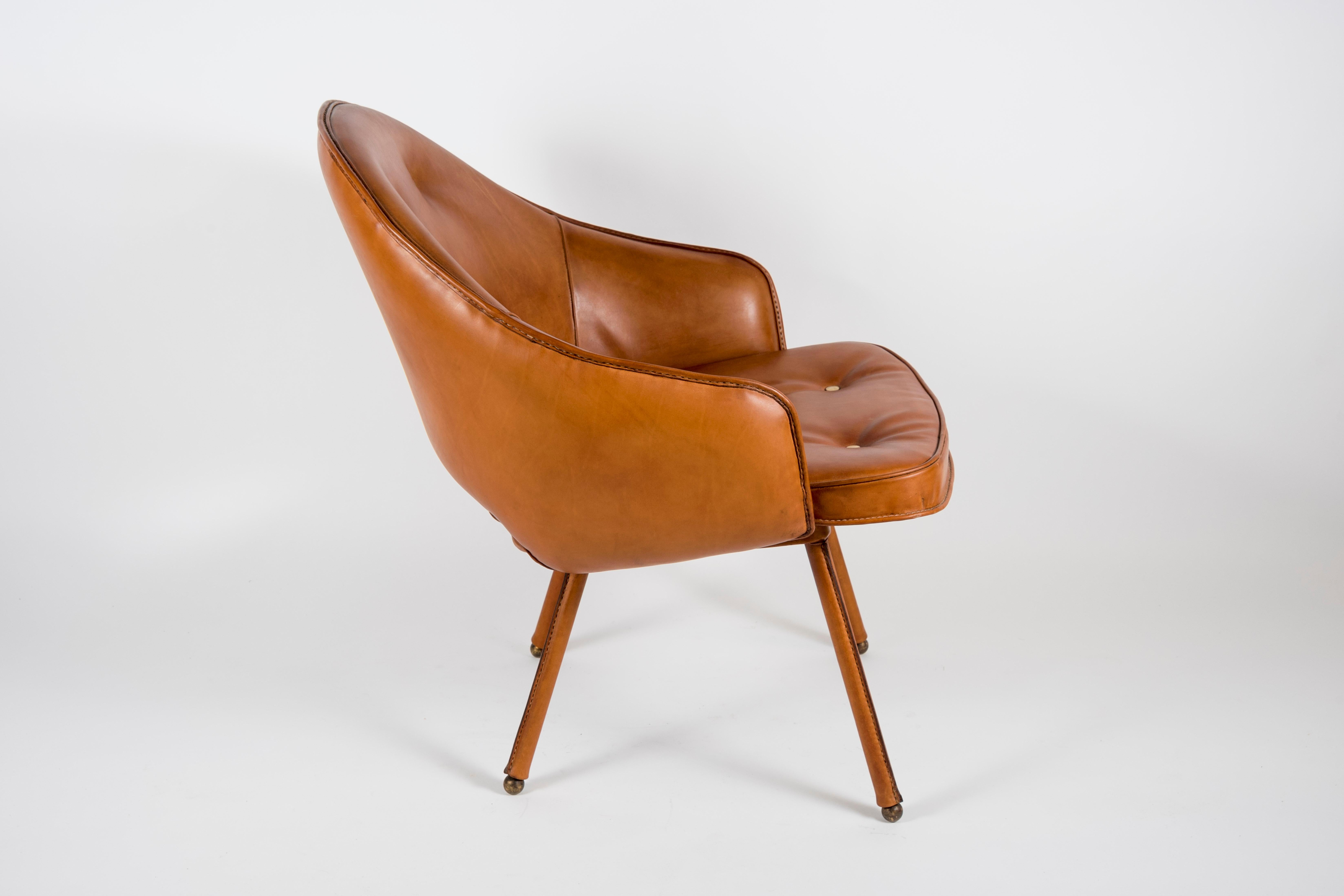 Milieu du XXe siècle Paire de fauteuils en cuir cousus par Jacques Adnet des années 1950 en vente
