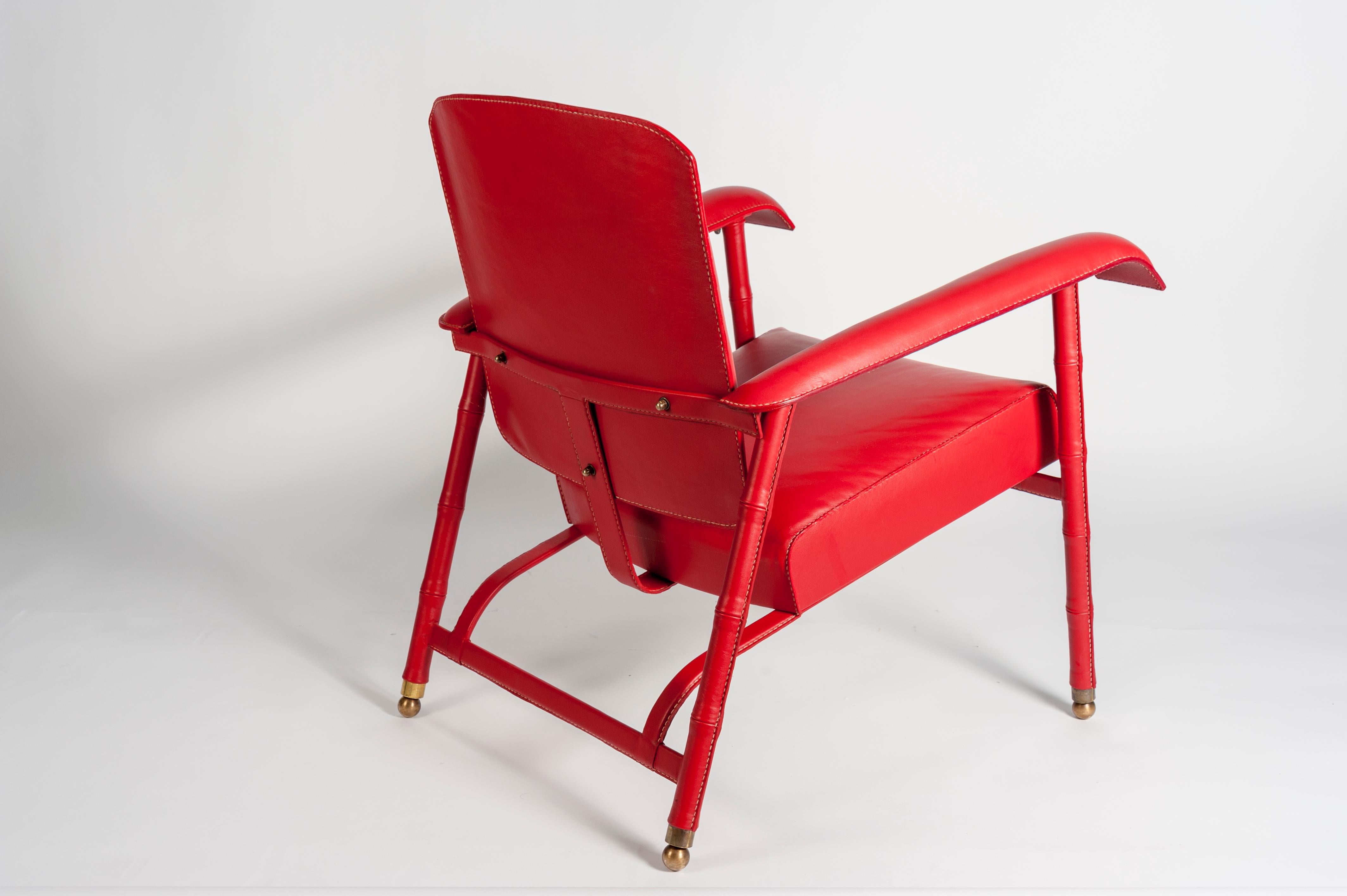 Milieu du XXe siècle Paire de fauteuils en cuir cousus par Jacques Adnet des années 1950 en vente