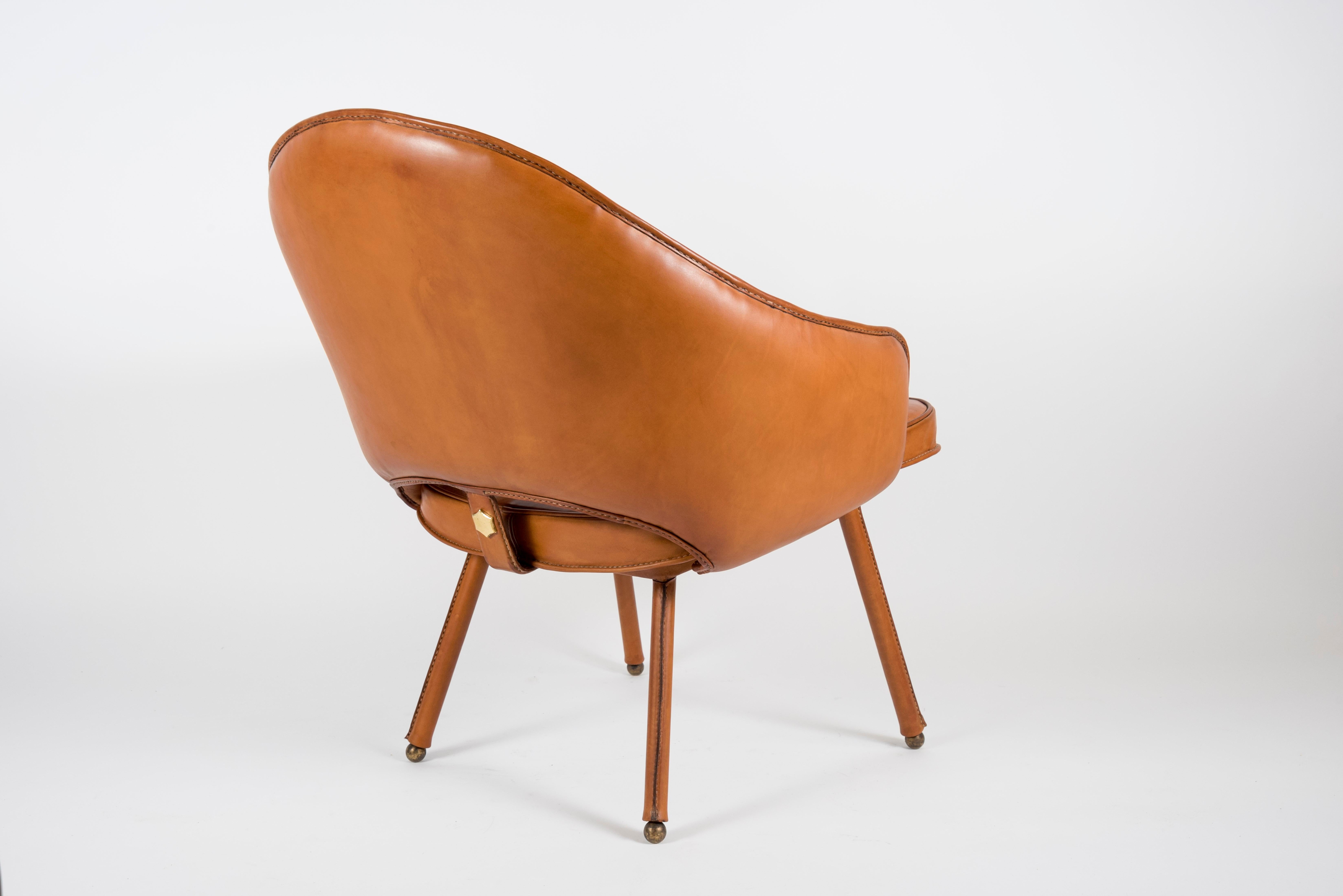 Cuir Paire de fauteuils en cuir cousus par Jacques Adnet des années 1950 en vente