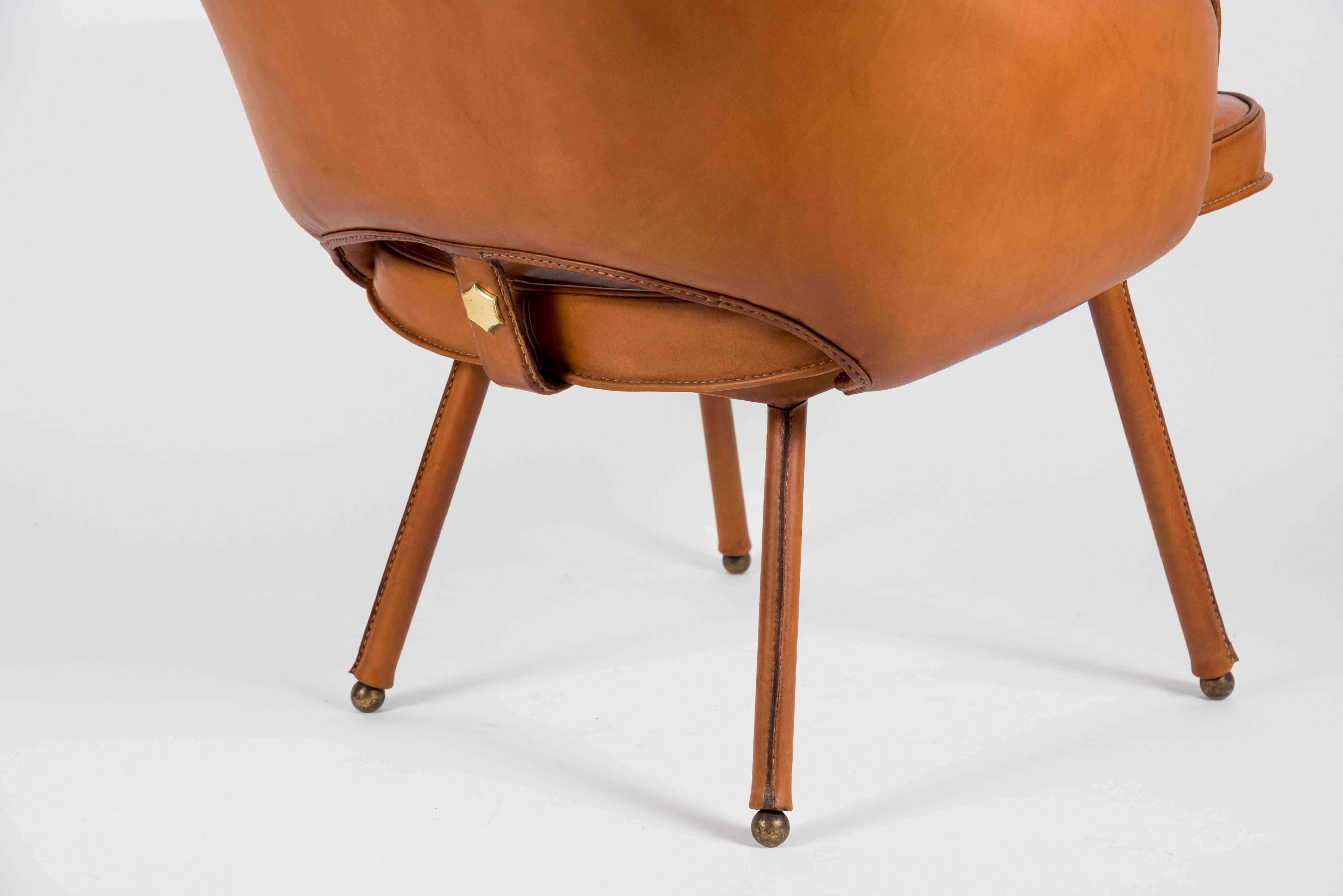 Paire de fauteuils en cuir cousus par Jacques Adnet des années 1950 en vente 1