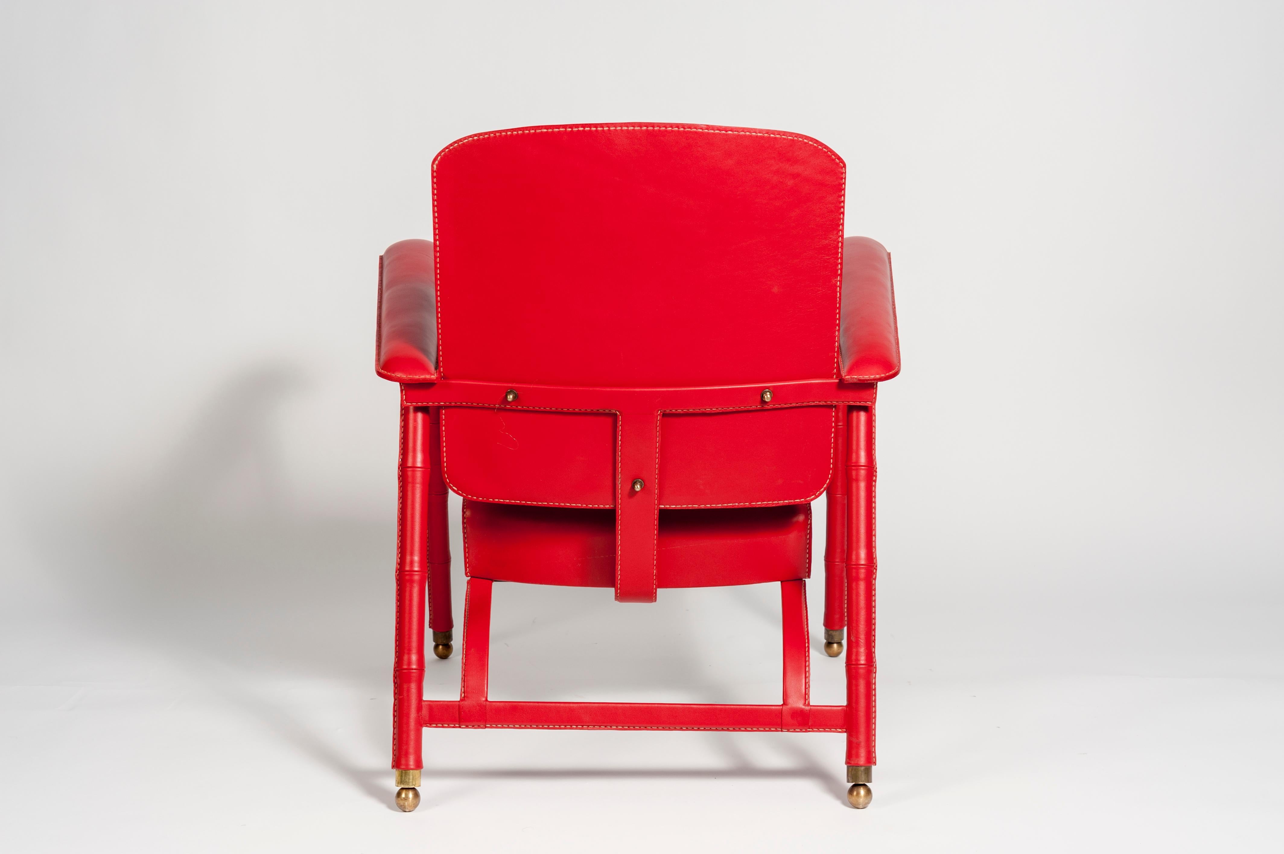 Paire de fauteuils en cuir cousus par Jacques Adnet des années 1950 en vente 1
