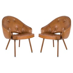 Paire de fauteuils en cuir cousus par Jacques Adnet des années 1950