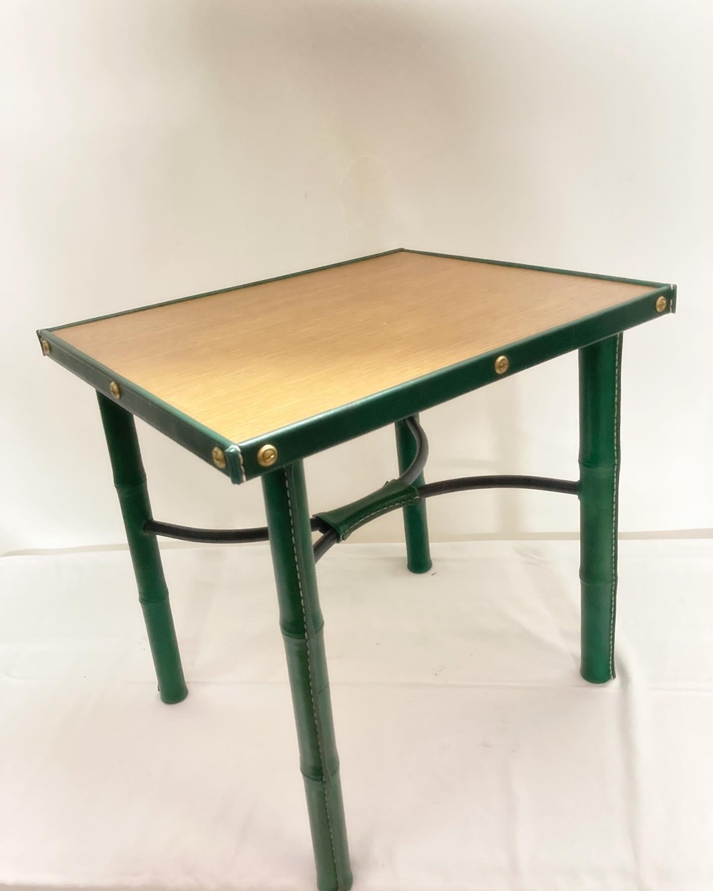 Pareja de mesas auxiliares de cuero cosido de los años 50, de Jacques Adnet Francés en venta