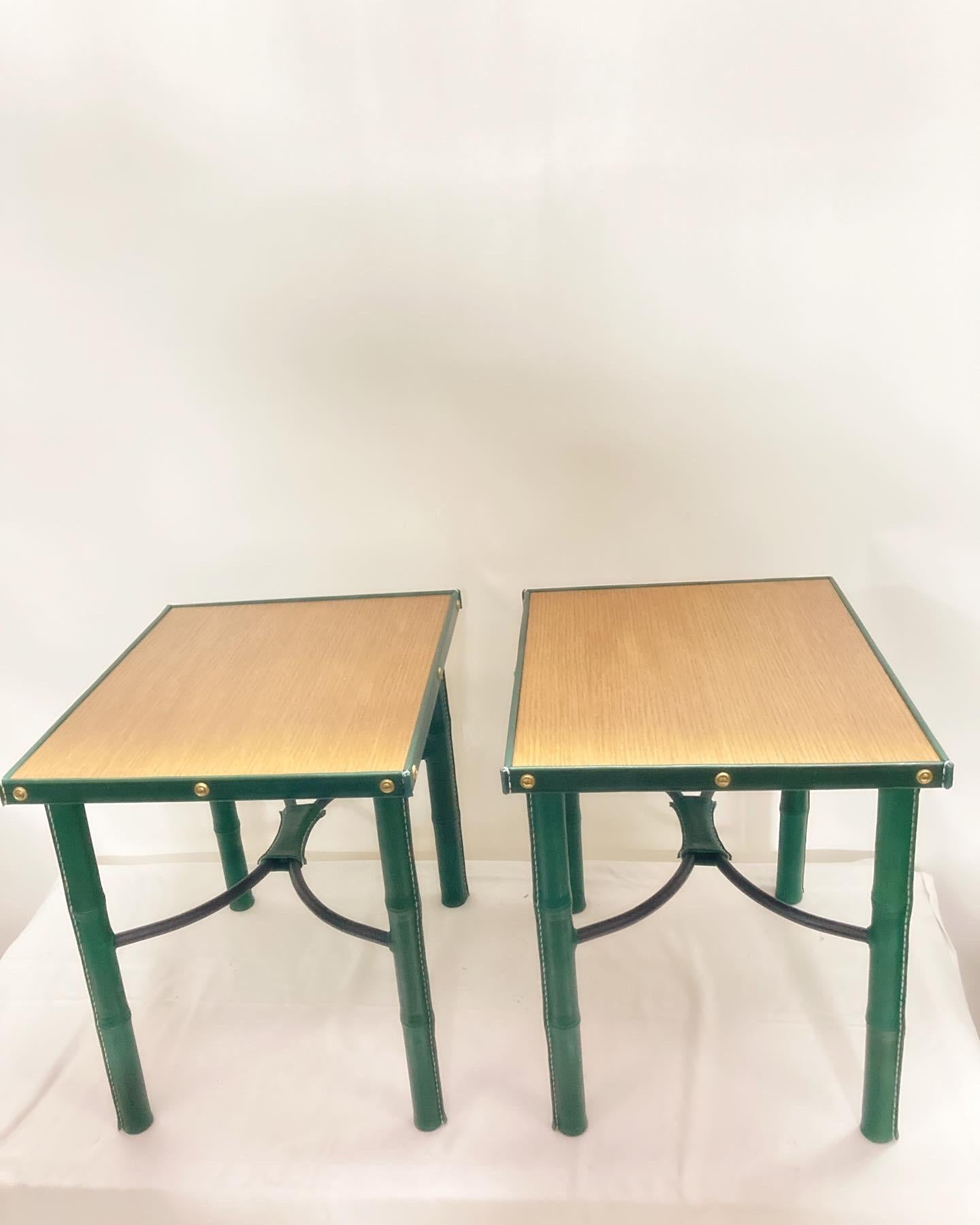 Pareja de mesas auxiliares de cuero cosido de los años 50, de Jacques Adnet en Bueno estado para la venta en New York, NY
