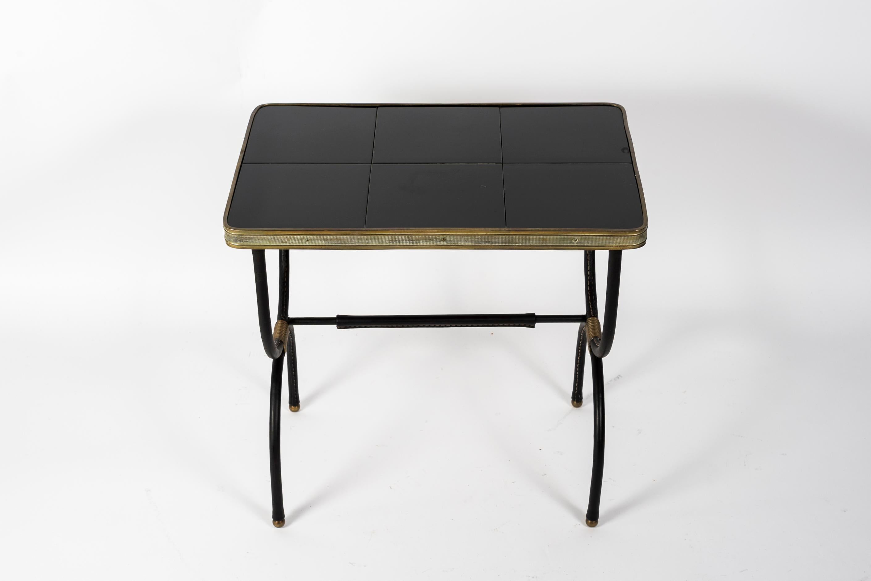 Paire de tables d'appoint en cuir cousues des années 1950 par Jacques Adnet Bon état - En vente à Bois-Colombes, FR