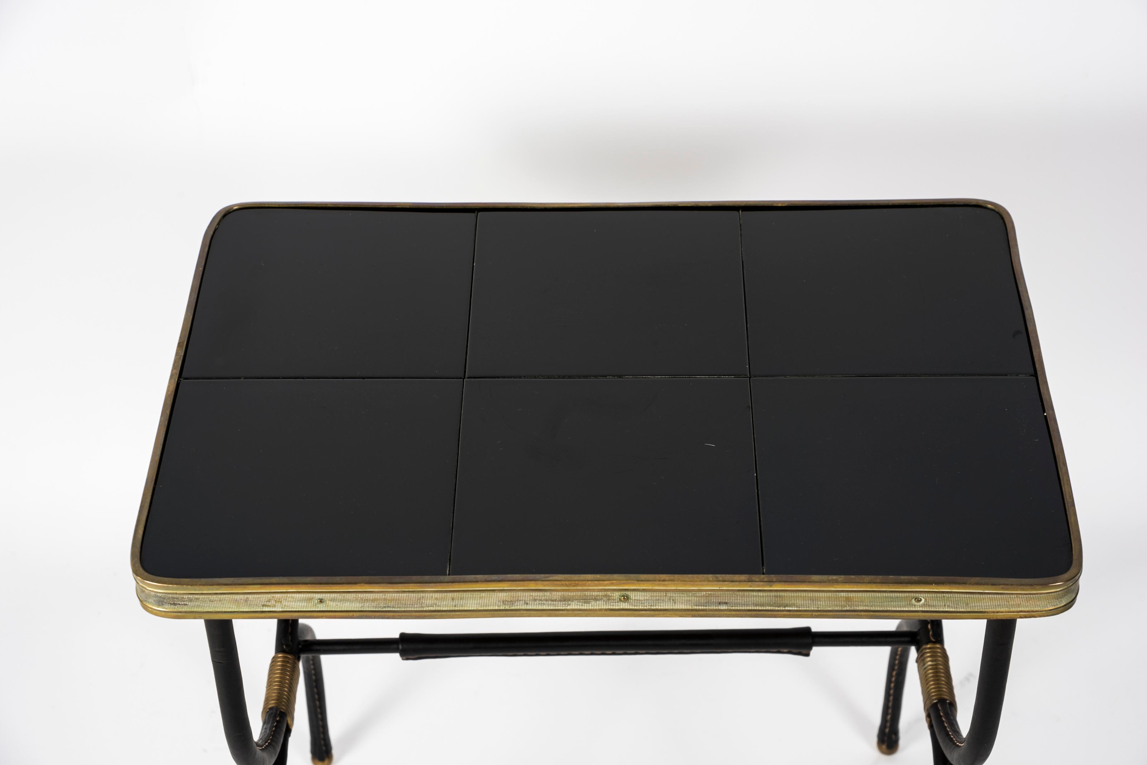 Milieu du XXe siècle Paire de tables d'appoint en cuir cousues des années 1950 par Jacques Adnet en vente