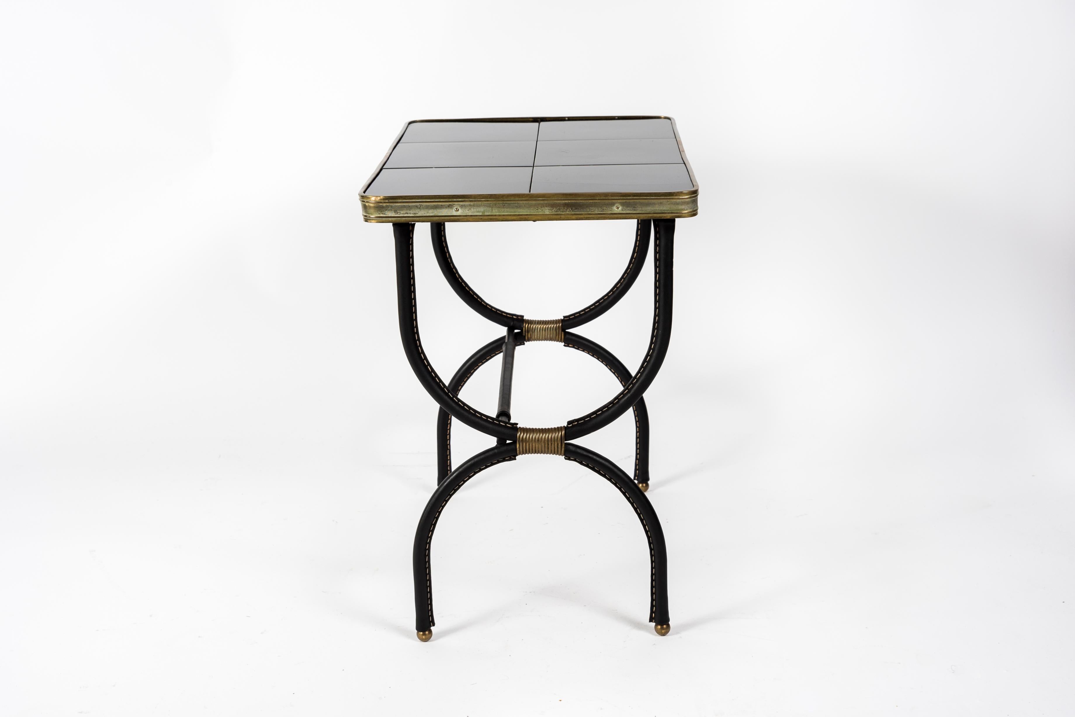 Céramique Paire de tables d'appoint en cuir cousues des années 1950 par Jacques Adnet en vente