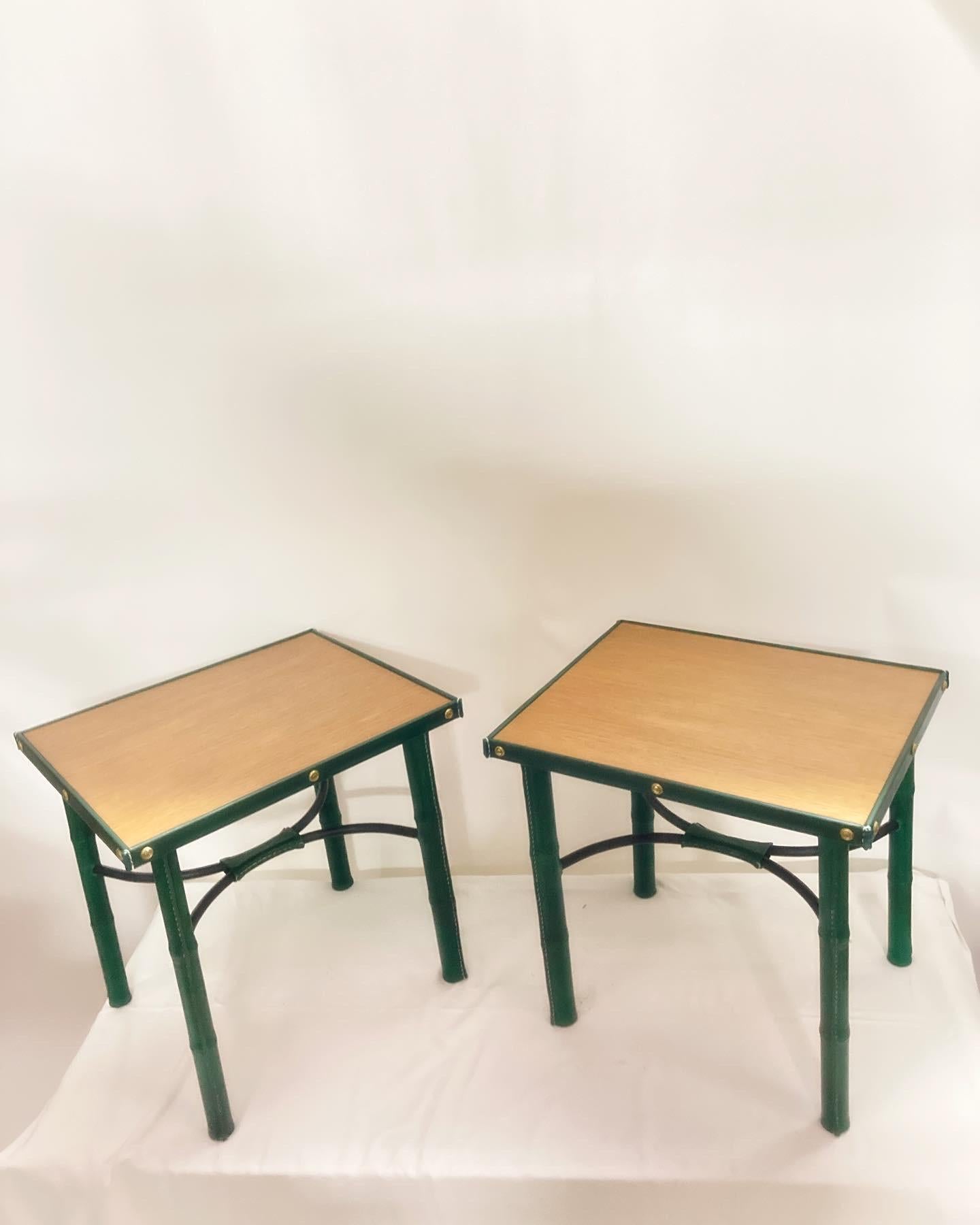 Pareja de mesas auxiliares de cuero cosido de los años 50, de Jacques Adnet en venta 1