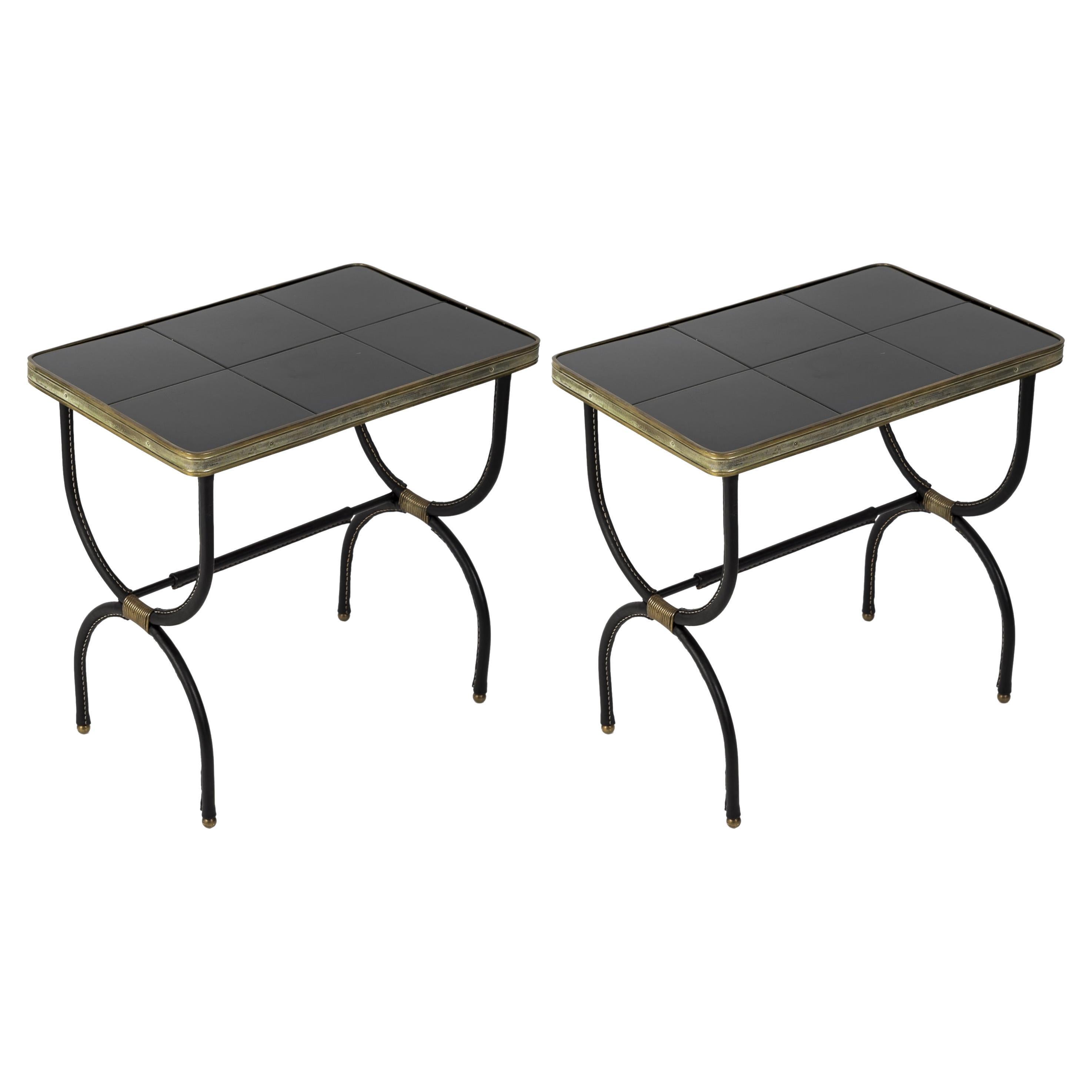 Paire de tables d'appoint en cuir cousues des années 1950 par Jacques Adnet en vente