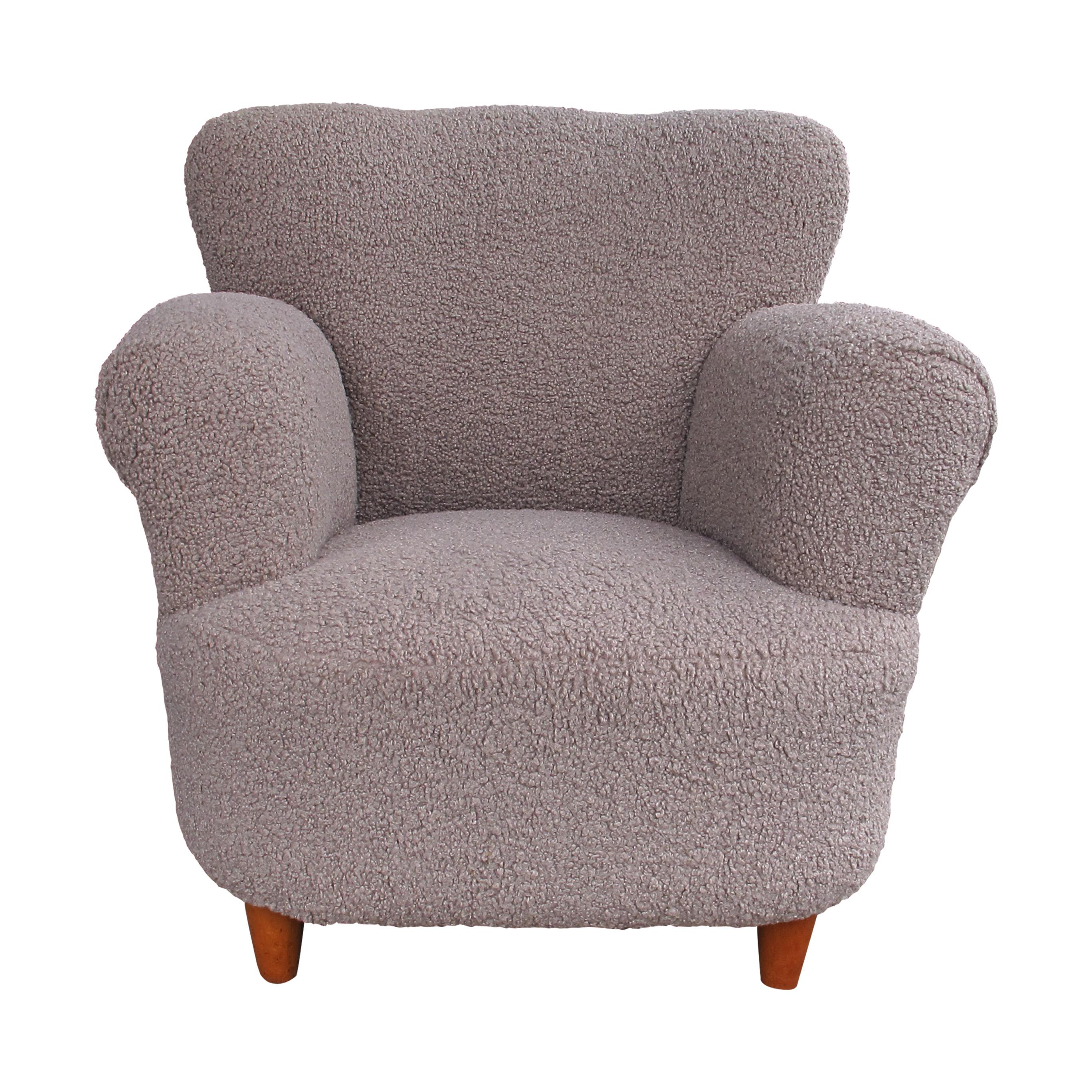 Esta encantadora y cómoda pareja de sillones suecos data de la década de 1950. Generosamente proporcionados, con líneas redondeadas y curvas suaves, estos sillones presentan reposabrazos escultóricos y respaldos sutilmente acampanados que ofrecen