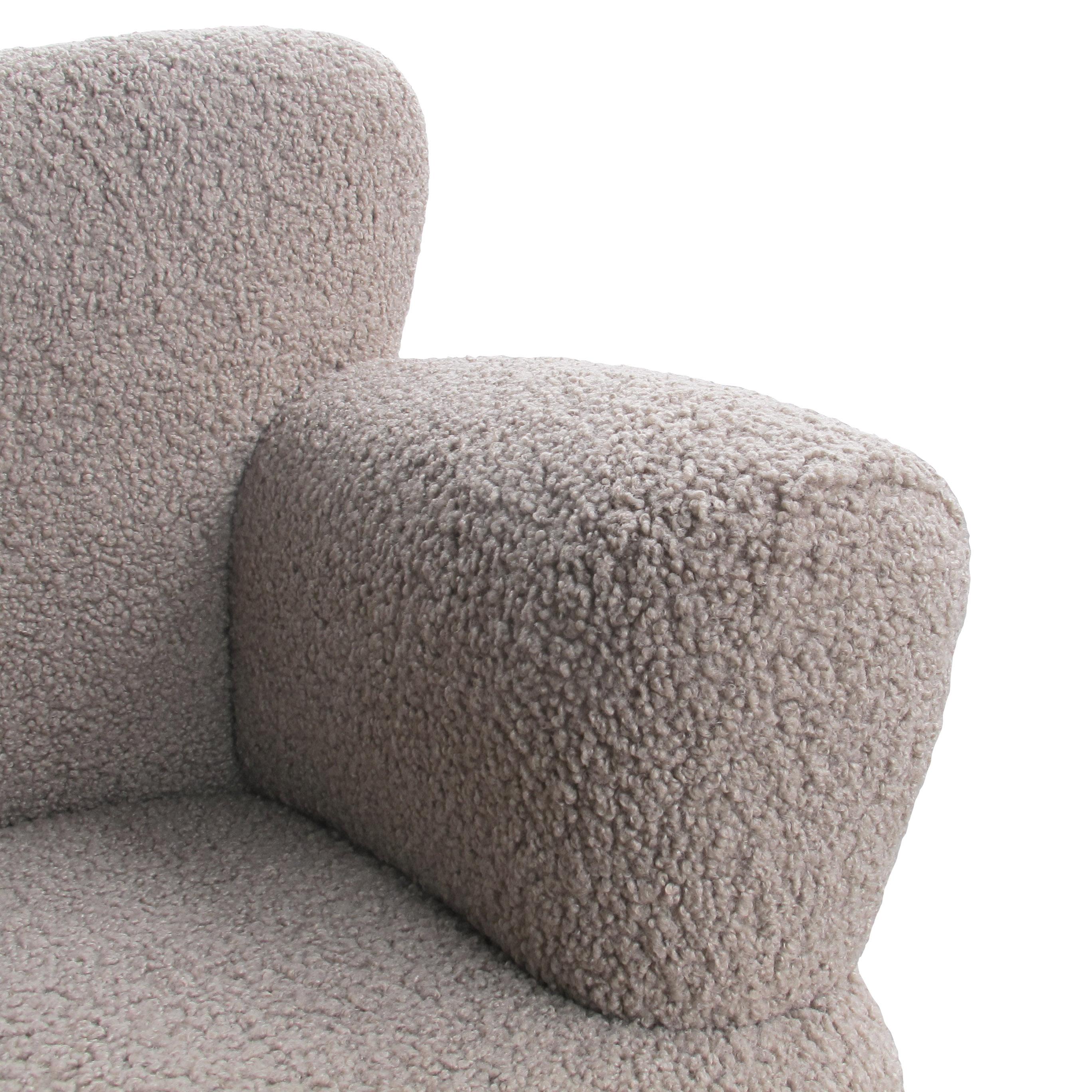 Pareja de sillones suecos de los años 50 en tela Bouclé de color topo mediados del siglo XX en venta