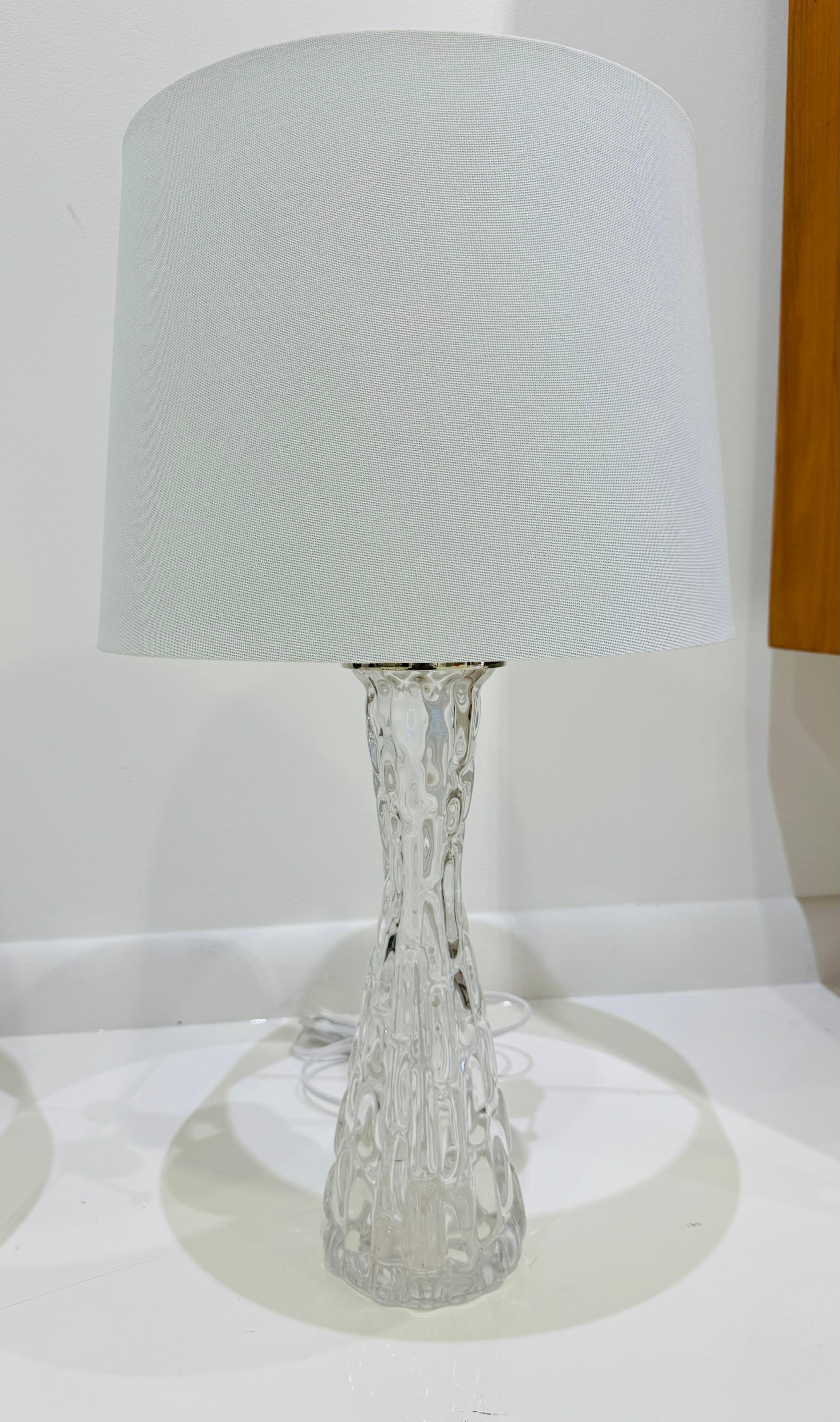 Paire de luxueuses lampes de table en cristal en forme de sablier avec douilles et accessoires en nickel poli, fabriquées par le célèbre fabricant suédois Orrefors. Nouvellement recâblé avec des Cordes de soie. 15