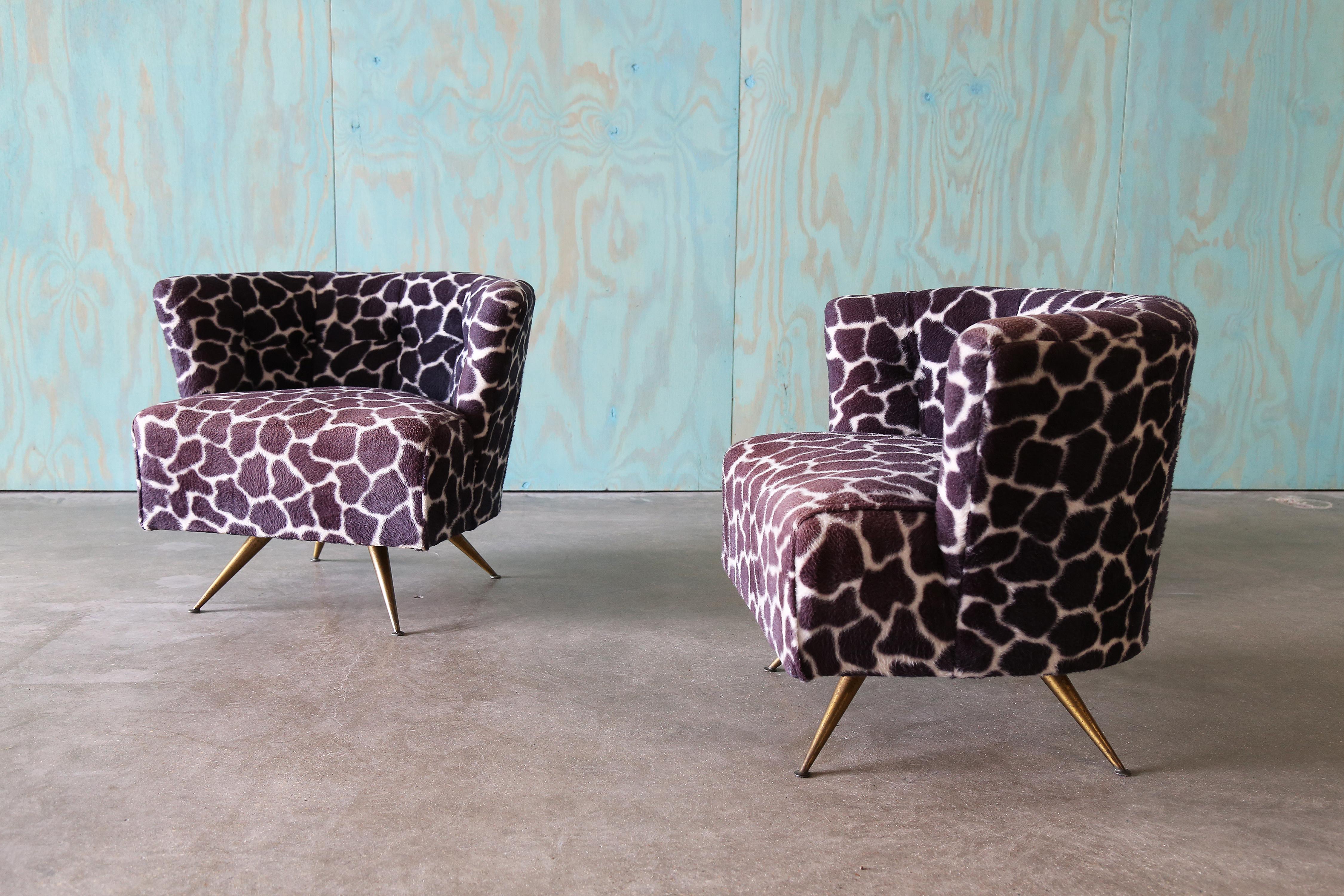 Paire de chaises longues pivotantes conçues par Henry P. Glass pour I.L.A. Chase Co. pour le groupe de prévision. Très peu de pièces de ce groupe refont surface, et lorsqu'elles le font, elles se vendent toujours rapidement. Ces exemples sont les