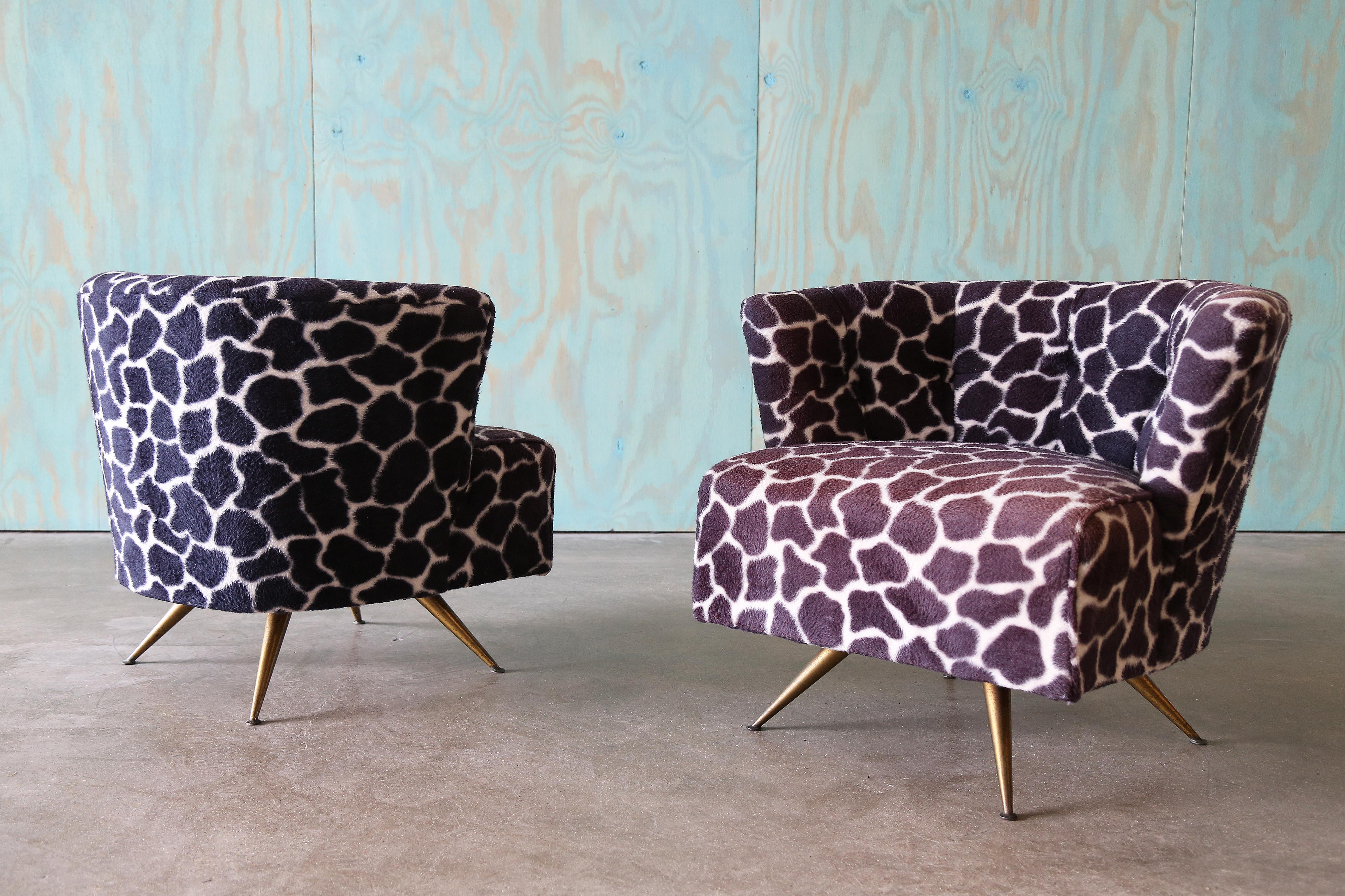 Mid-Century Modern Paire de chaises pivotantes des années 1950, designées par Henry P Glass pour JG Furniture Pieds en laiton en vente