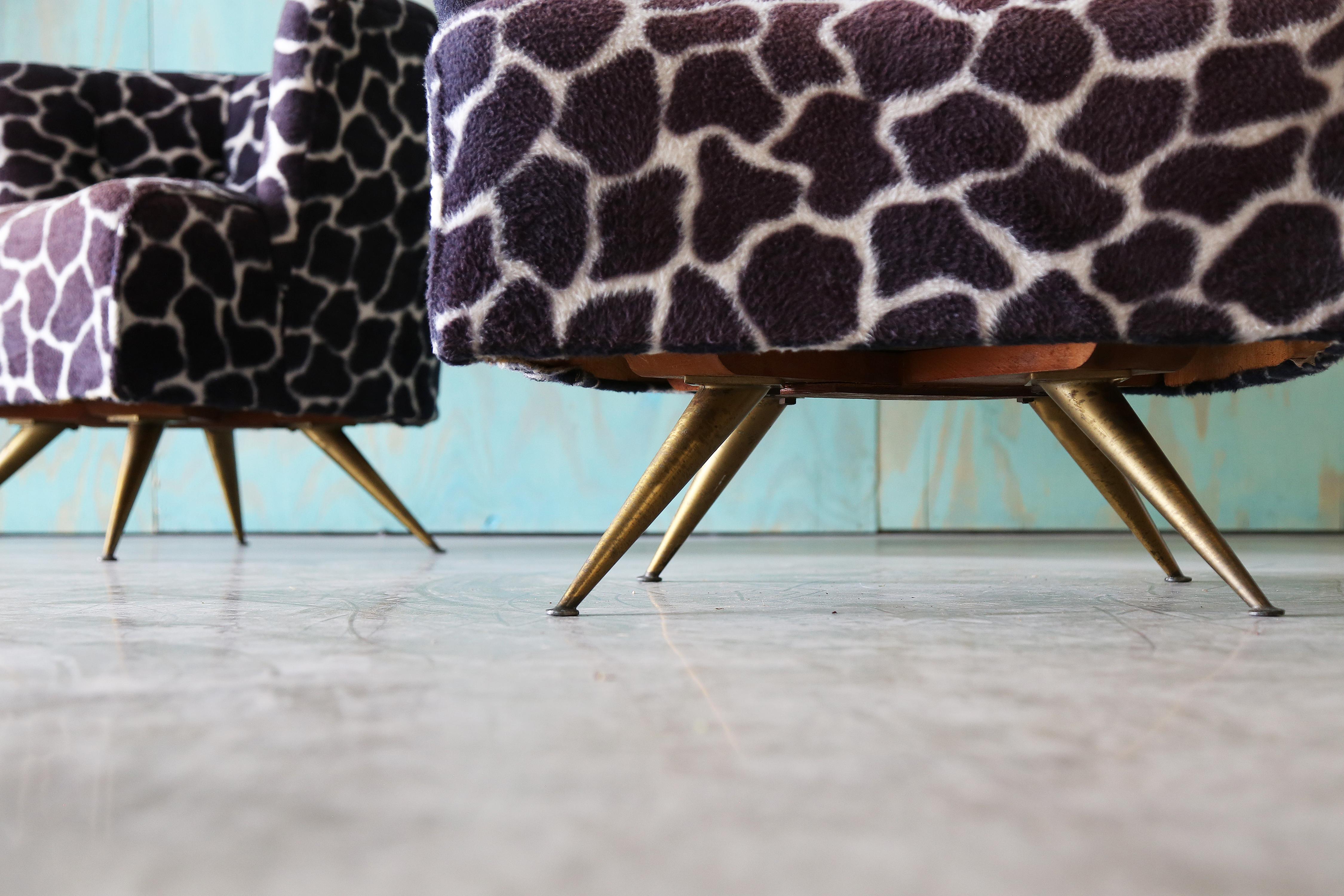 Paire de chaises pivotantes des années 1950, designées par Henry P Glass pour JG Furniture Pieds en laiton en vente 2